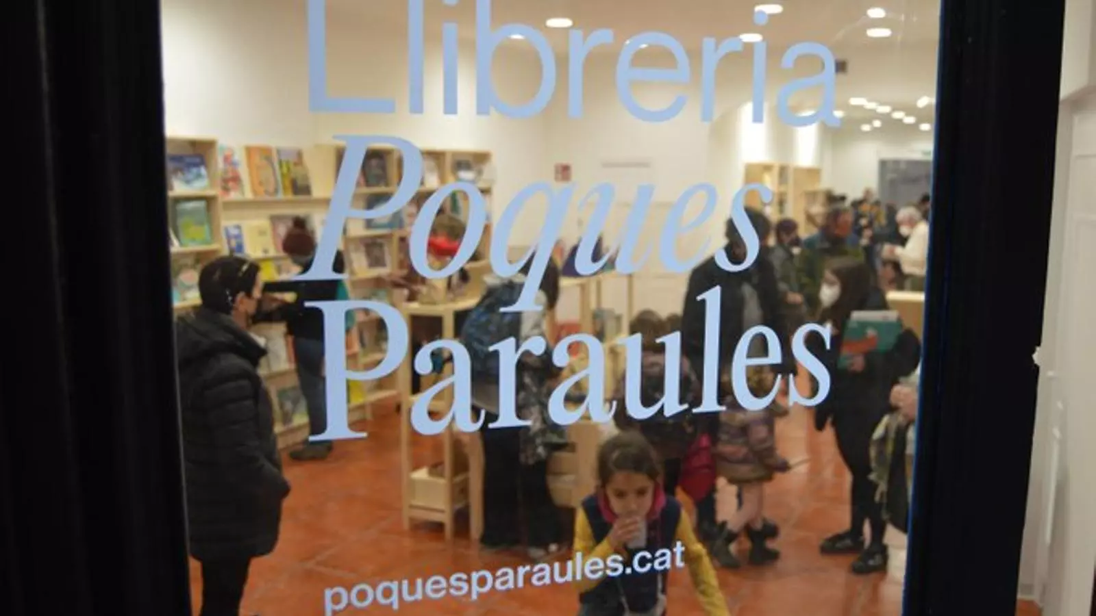 L'entrada de la nova llibreria de Manresa, la Poques paraules
