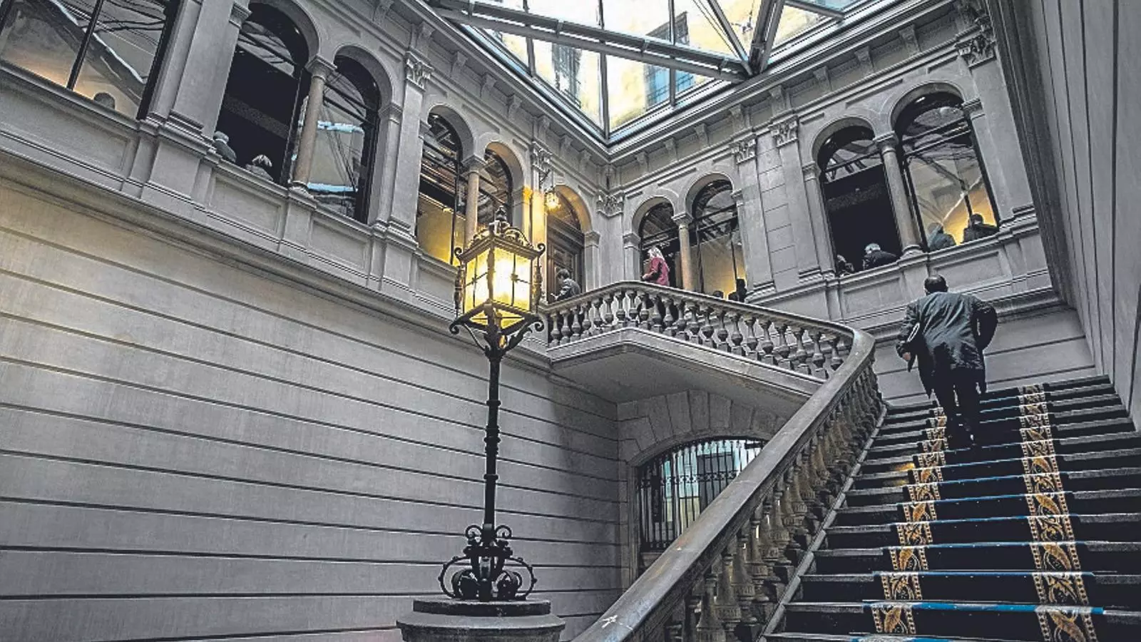 L’escala de l’edifici que acull la Prefectura Superior de Policia de Barcelona.