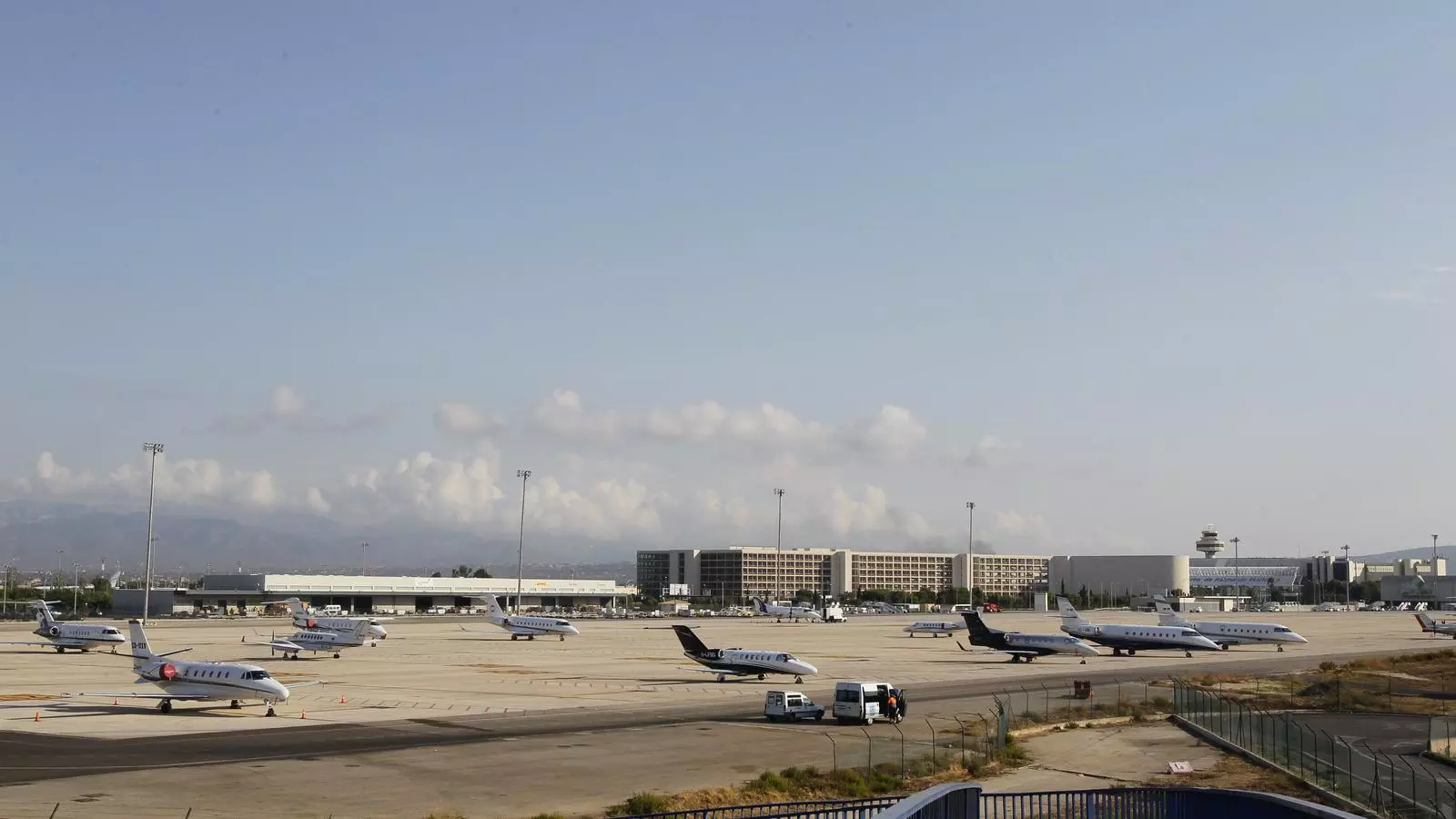 Vista general de l'aeroport de Palma des de la zona on s'aparquen els avions privats.