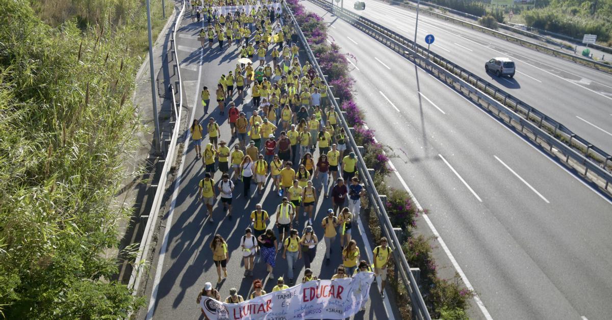 La consellera Niubó intervé, emplaça a continuar les negociacions demà, però els sindicats es planten i volen passar la nit al departament