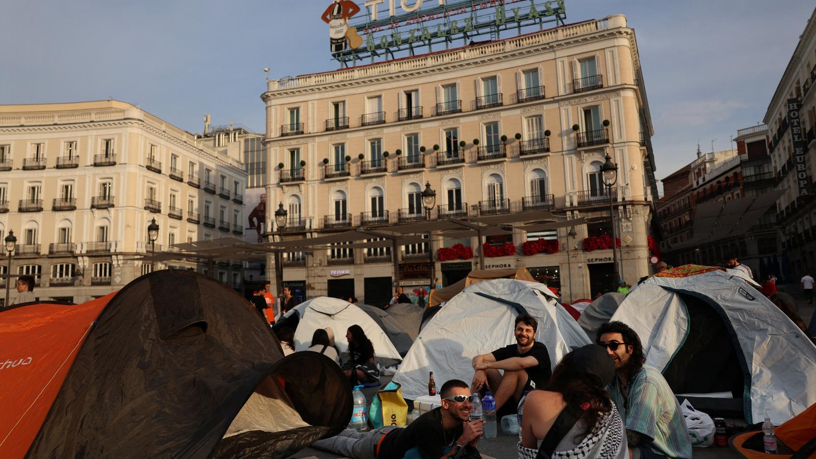 Acampada en la Puerta del Sol por el derecho a la vivienda.