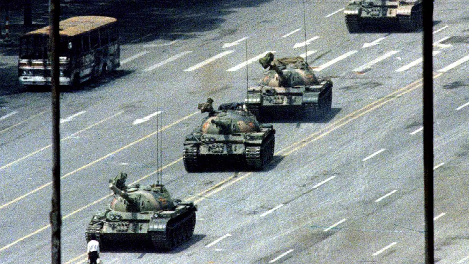 El rebel desconegut. Un home es planta davant d'una filera de tancs el 5 de juny de 1989