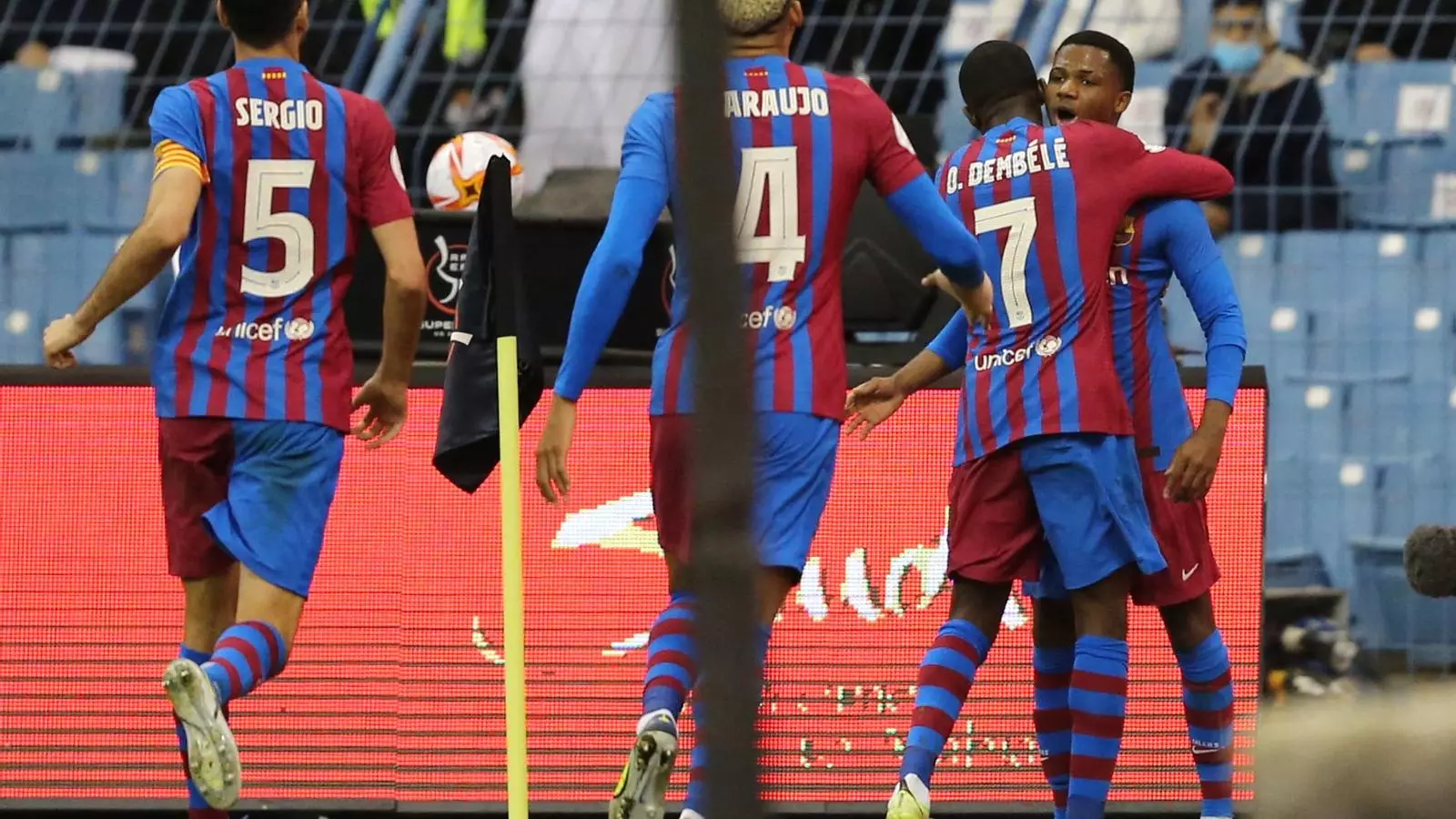 Els jugadors del Barça anant a felicitar Ansu Fati