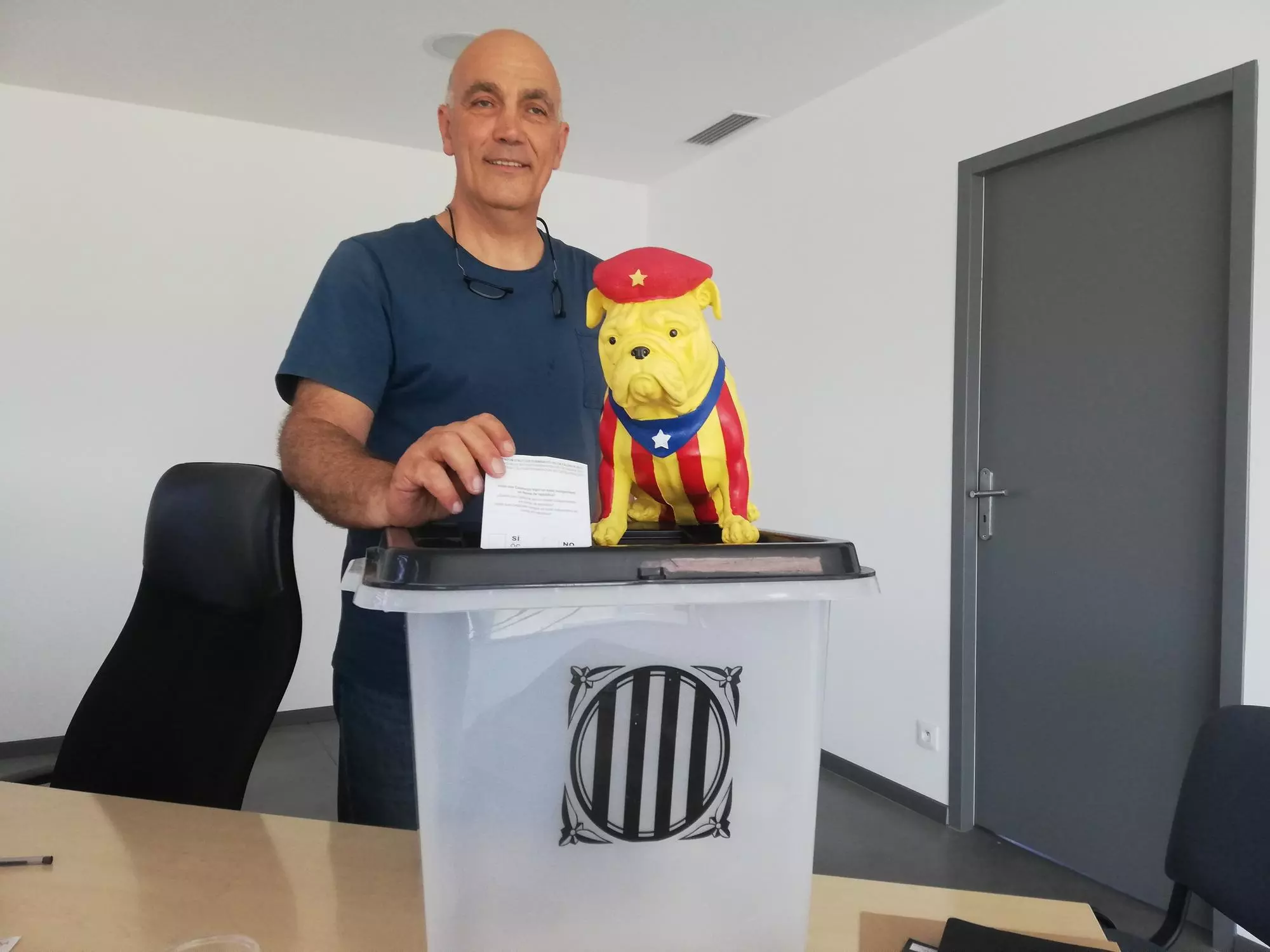 Bruno Salvador, a la seva impremta d'Elna, votant amb una de les milions de butlletes que va fer