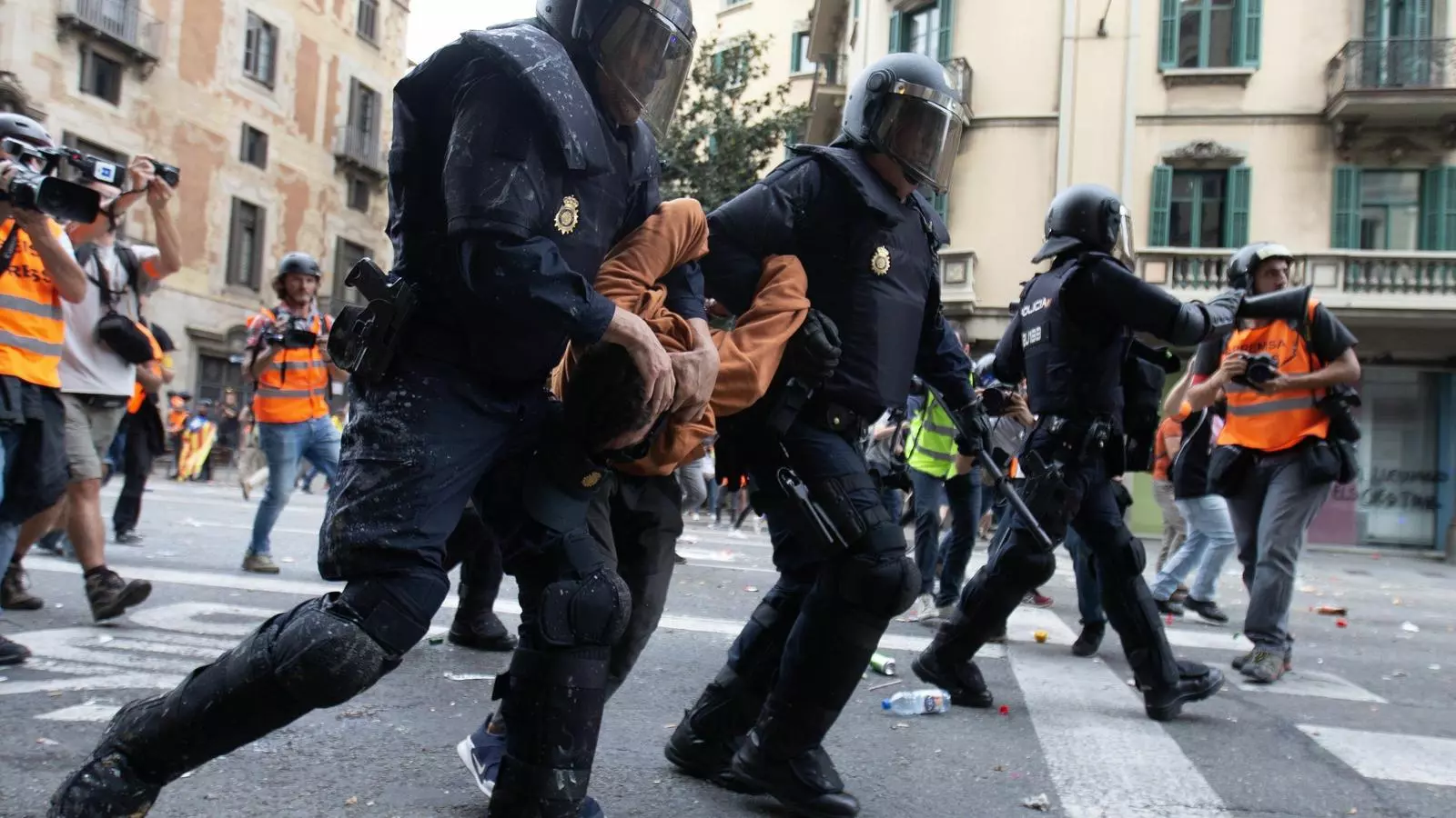 Un dels menors detinguts el 18-O a la Via Laietana es querella contra la policia per maltractaments