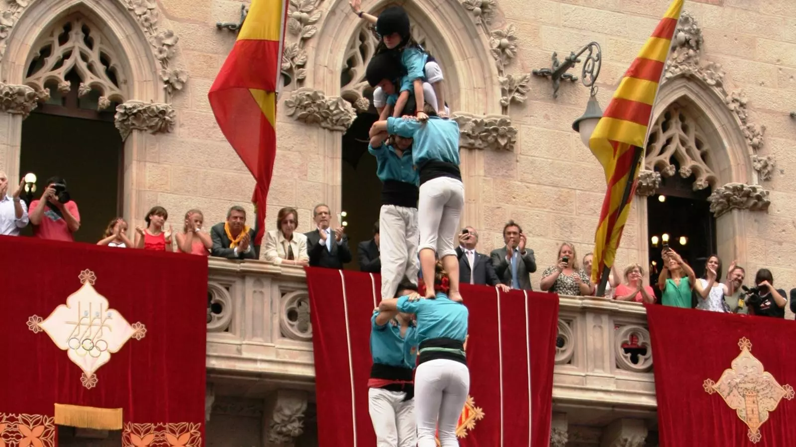 Els regidors segueixen la diada castellera des del balcó de l'ajuntament de Terrassa / EFREN GARCIA