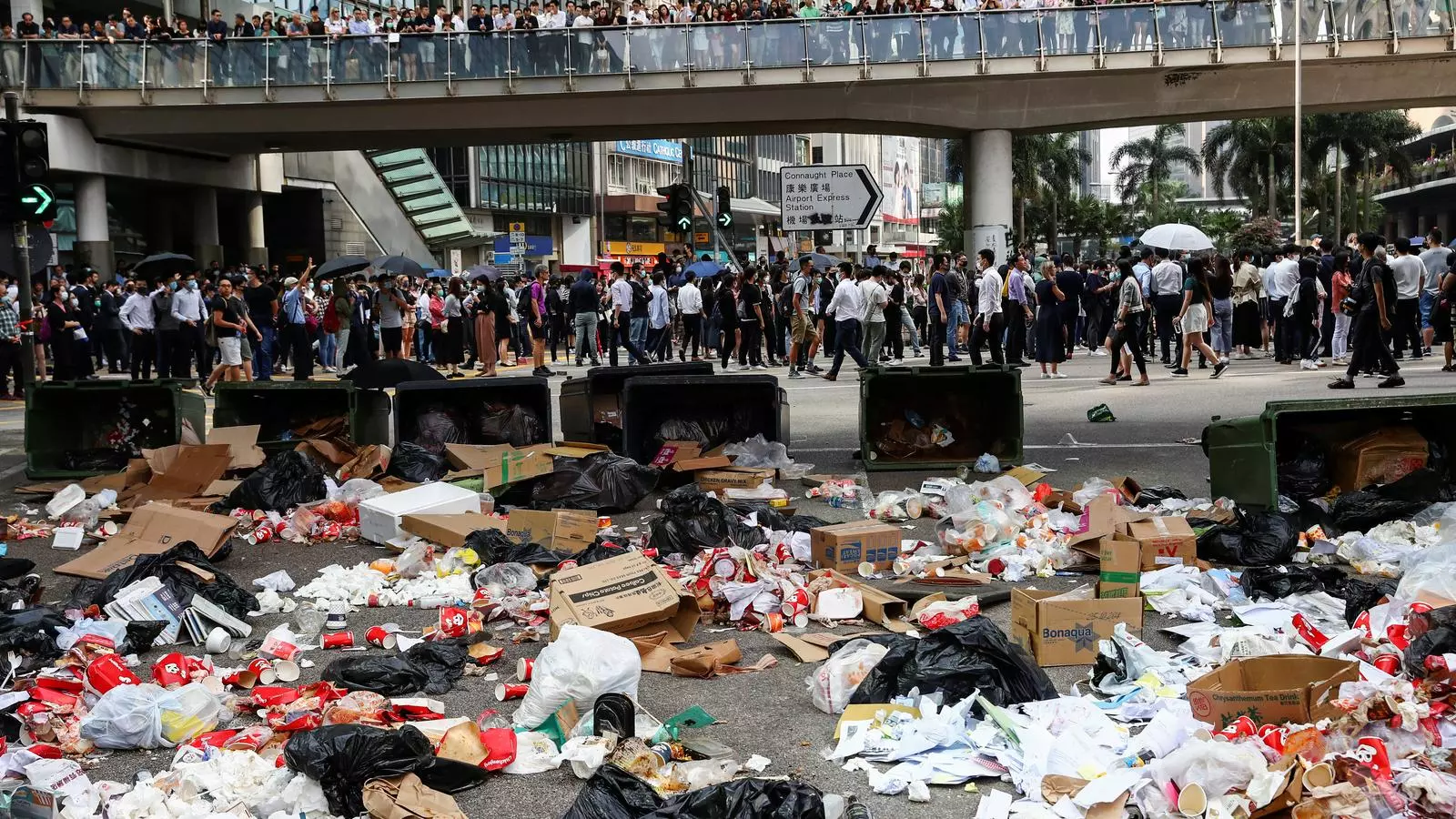 Estudiants xinesos marxen de Hong Kong on els campus s'han convertit en camp de batalla