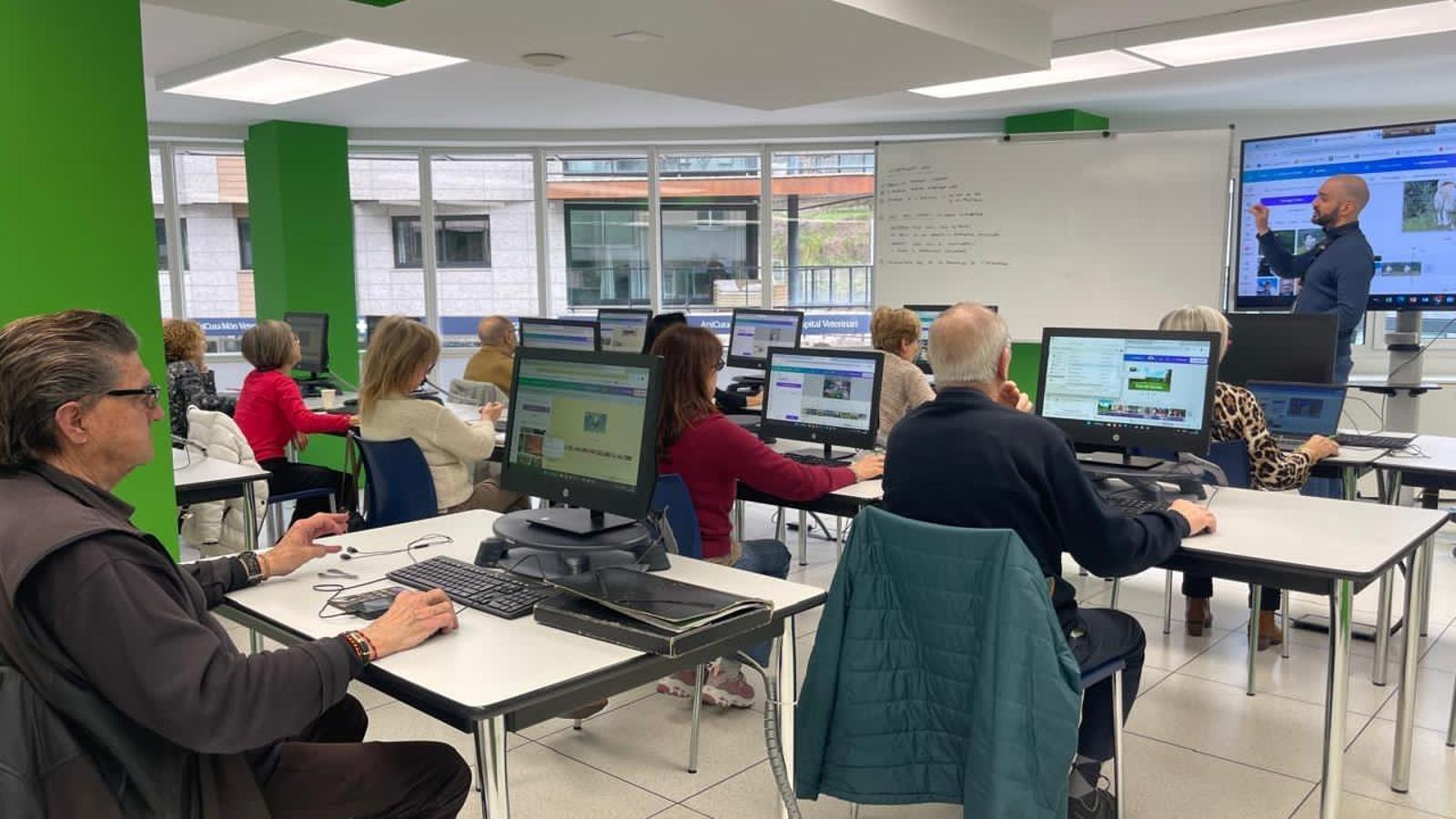 Creand Fundació comença una nova edició del programa d'activitats 'Viu en gran'.