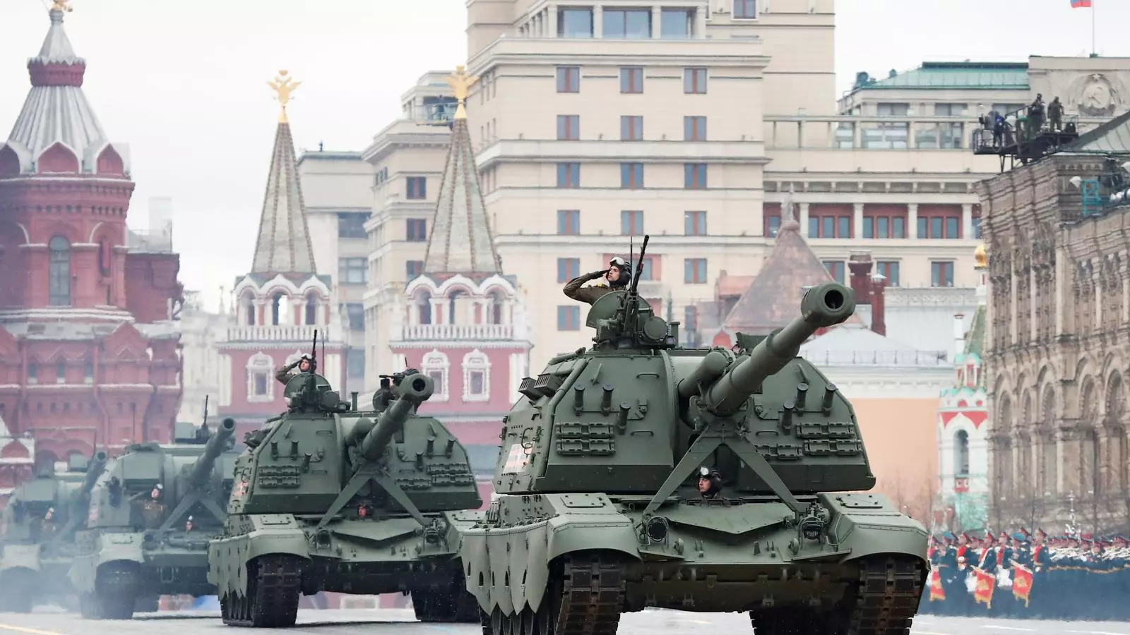 Tancs militares desfilan por el centro de Moscú para conmemorar el Día de la Victoria, el 9 de mayo de 2021.