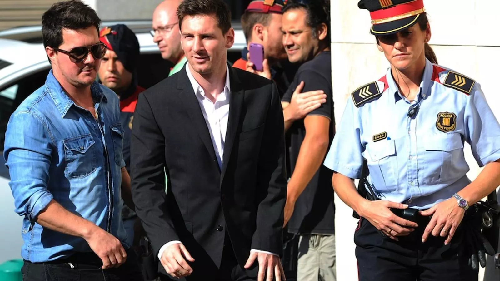 Leo Messi i el seu germà Rodrigo entren als jutjats de Gavà / LLUIS GENÉ / AFP
