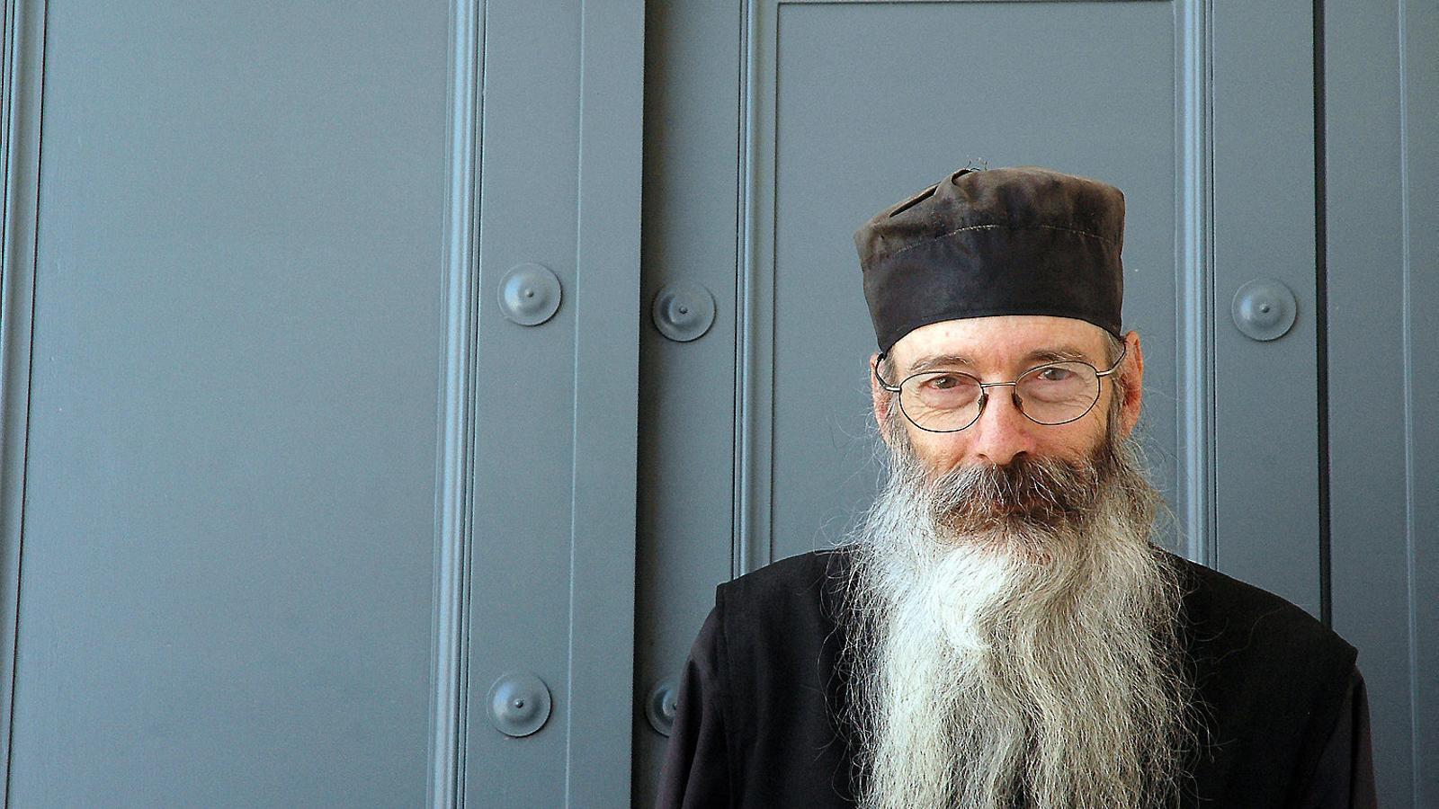 El pare Justin és un dels 25 monjos que viuen al monestir de Santa Caterina del Sinaí i, també, l’únic encarregat de la clau de la biblioteca, una de les més grans del món en manuscrits. Ara ha engegat un treball per recuperar els palimpsests, els escrits que hi ha a sota d’altres escrits posteriors. A sota, en negre, un exemple explicat per ell:
 “En negre un manuscrit del segle IX amb les epístoles de sant Pau paral·lelament en grec i àrab. El nivell original (inferior), que apareix en vermell a la imatge multiespectral, és una història dels tumultuosos esdeveniments que van tenir lloc a principis del segle V a Constantinoble i que van conduir al desterrament de sant Joan Crisòstom”.   La biblioteca del monestir de Santa Caterina del Sinaí -a la dreta, una imatge del monestir- té la segona col·lecció de manuscrits i còdexs més copiosa del planeta, només superada pels arxius del Vaticà. En total sumen 3.300 manuscrits en onze idiomes, 12.000 llibres antics, dels quals 8.000 són en grec i 1.000 en llatí, i uns altres 10.000 volums més recents.