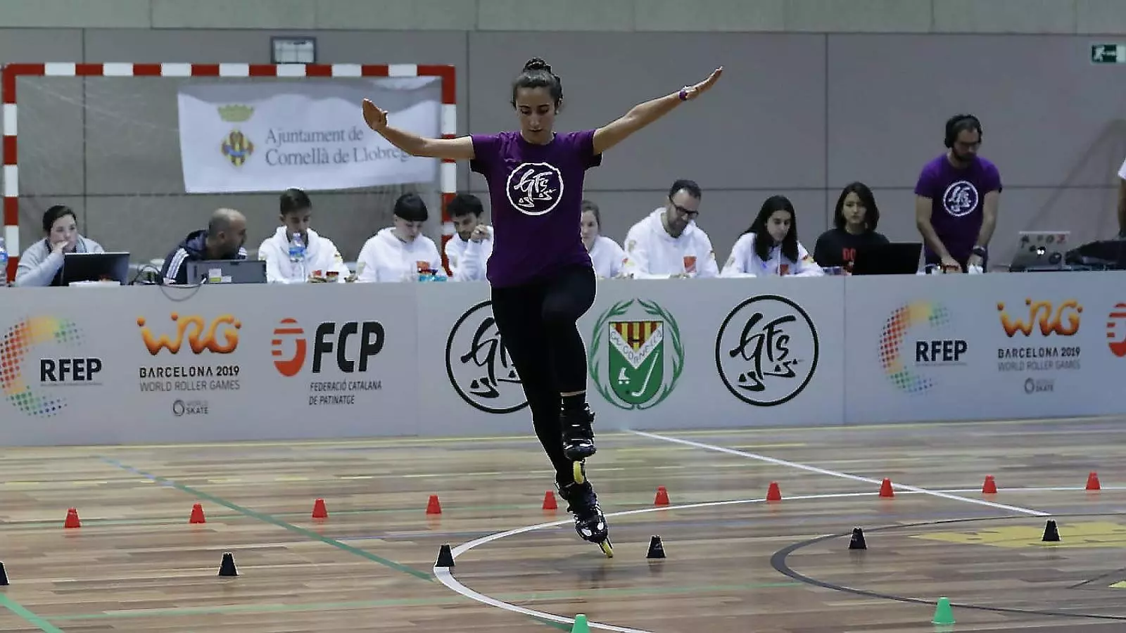 La patinadora catalana d’inline freestyle Alba García executant una de les figures durant una competició.