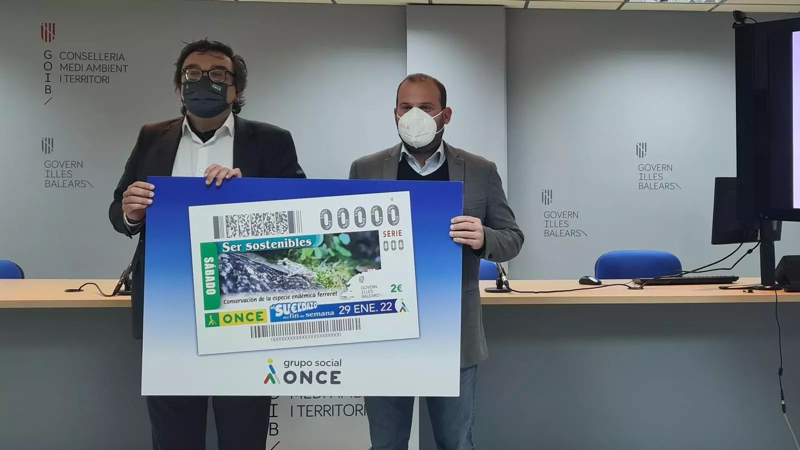 El conseller de Medi Ambient i Territori, Miquel Mir, i el delegat territorial de l'ONCE, Josep Vilaseca.