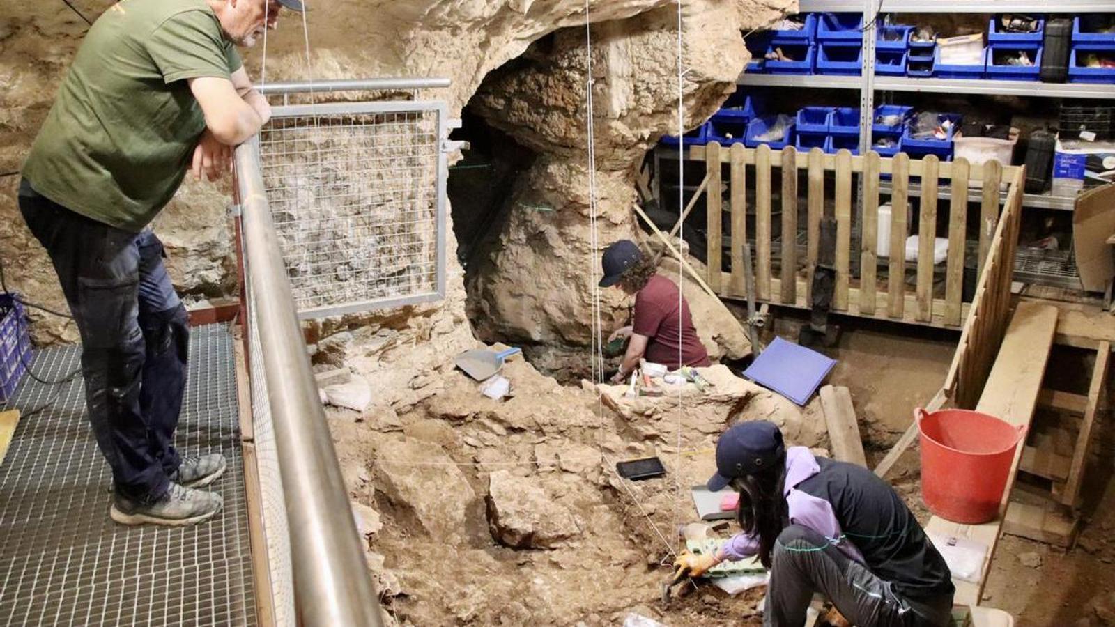Researchers working in the Toll and Teixoneres caves in Moià.