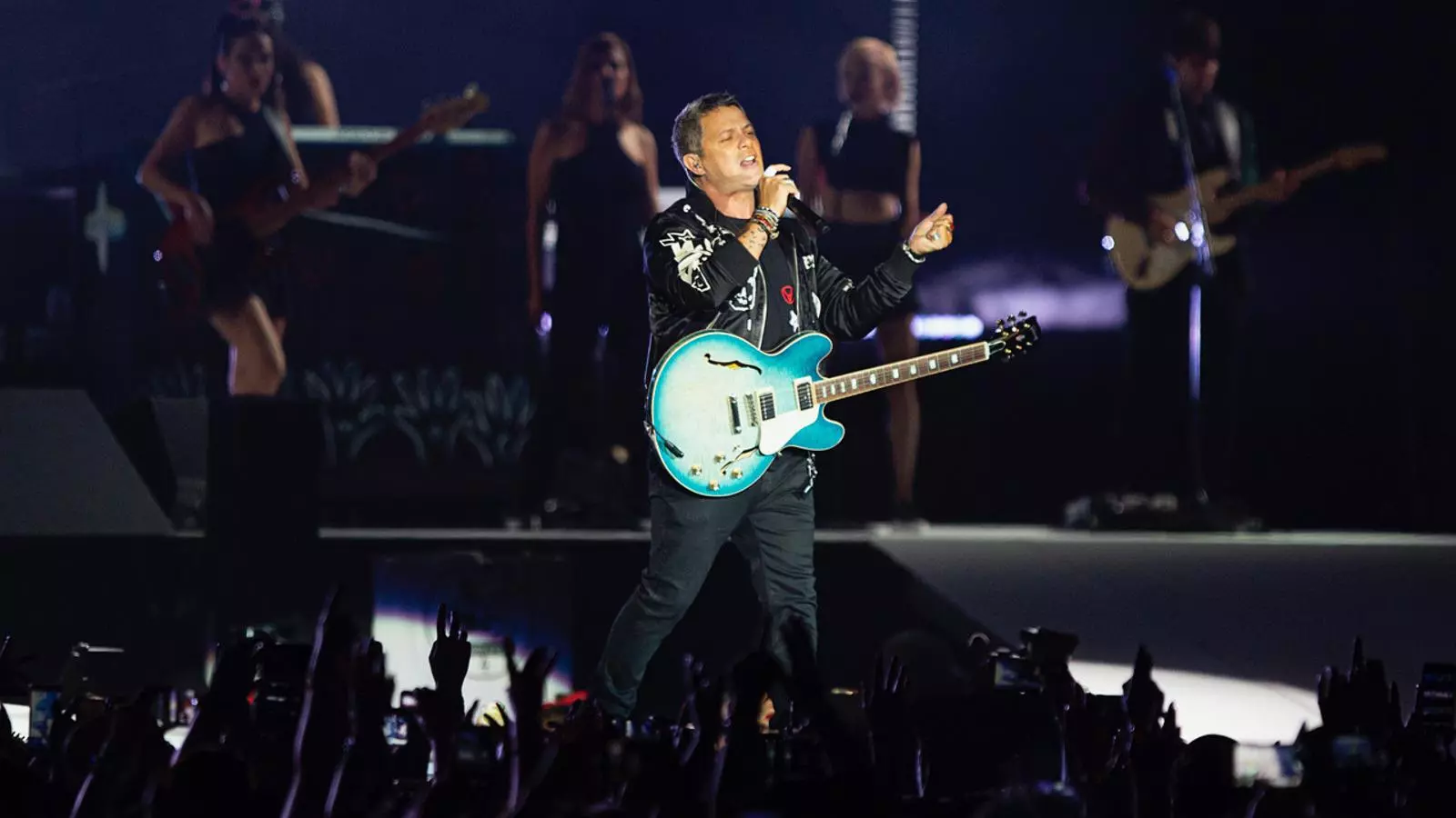 Alejandro Sanz durant el concert al camp de l'Espanyol el 8 de juny de 2019