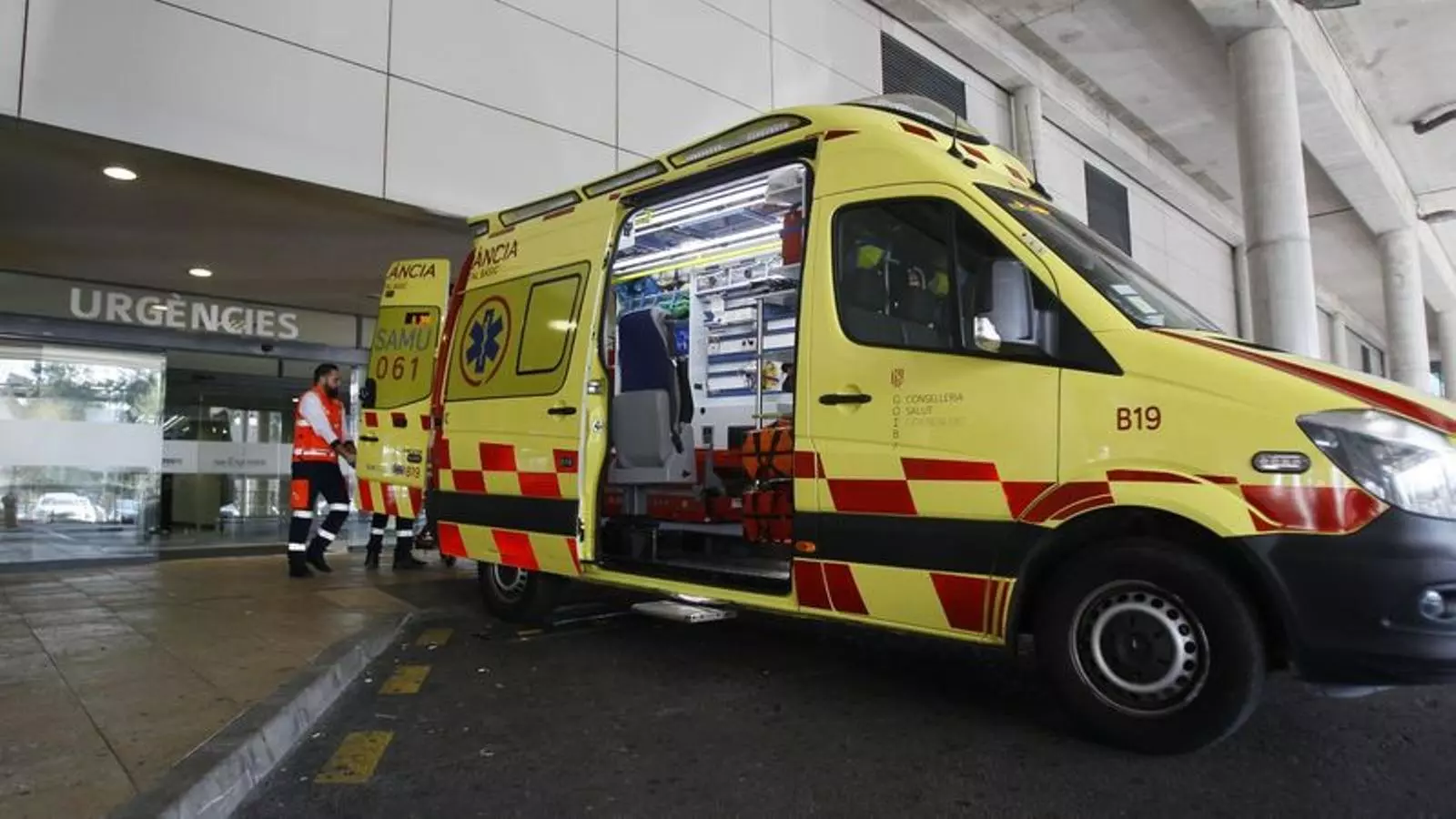 Una ambulància del SAMU a la zona d'urgències de l'Hospital de Son Espases.