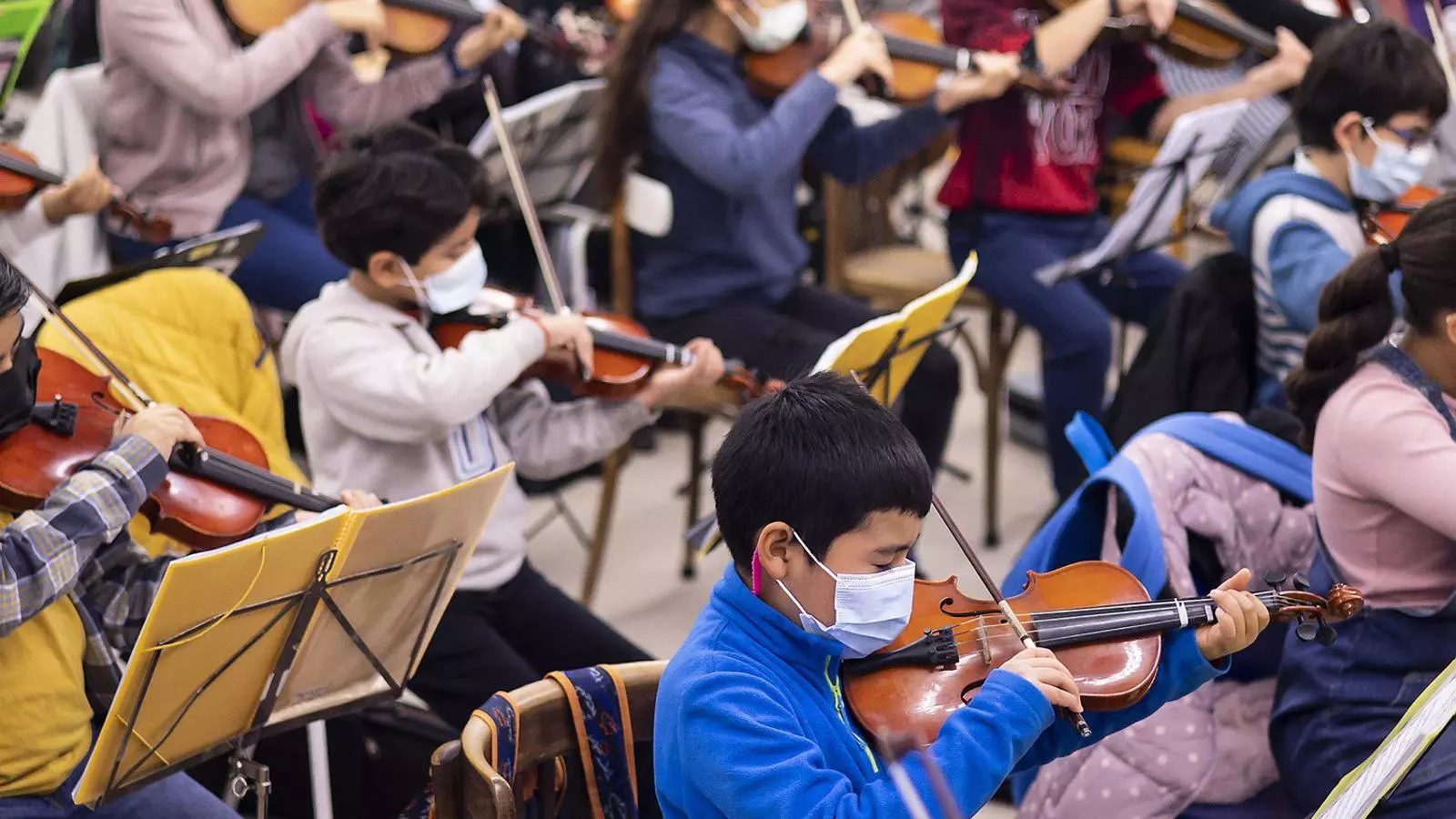 La simfònica de Vozes està formada per les orquestres Amadeus, Beethoven i Corelli (A, B, C). Els docents les han batejat amb noms de compositors per fugir de la idea de classificació dels nens només per “nivells”.