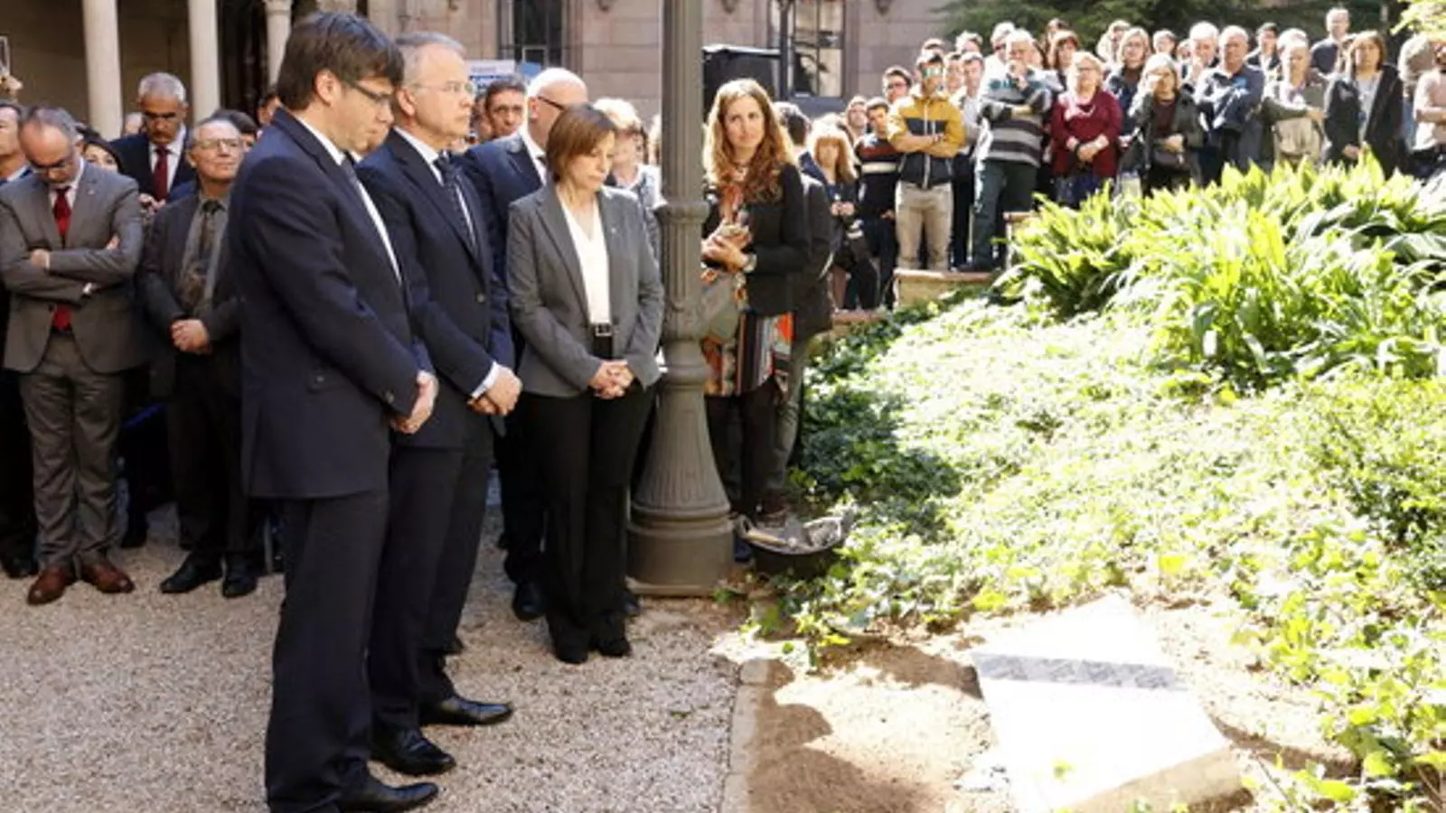 El president de la Generalitat, Carles Puigdemont, i el rector de la UB, Joan Elias, davant la placa commemorativa al jardí Ferran Soldevila a l'Edifici Històric / ACN