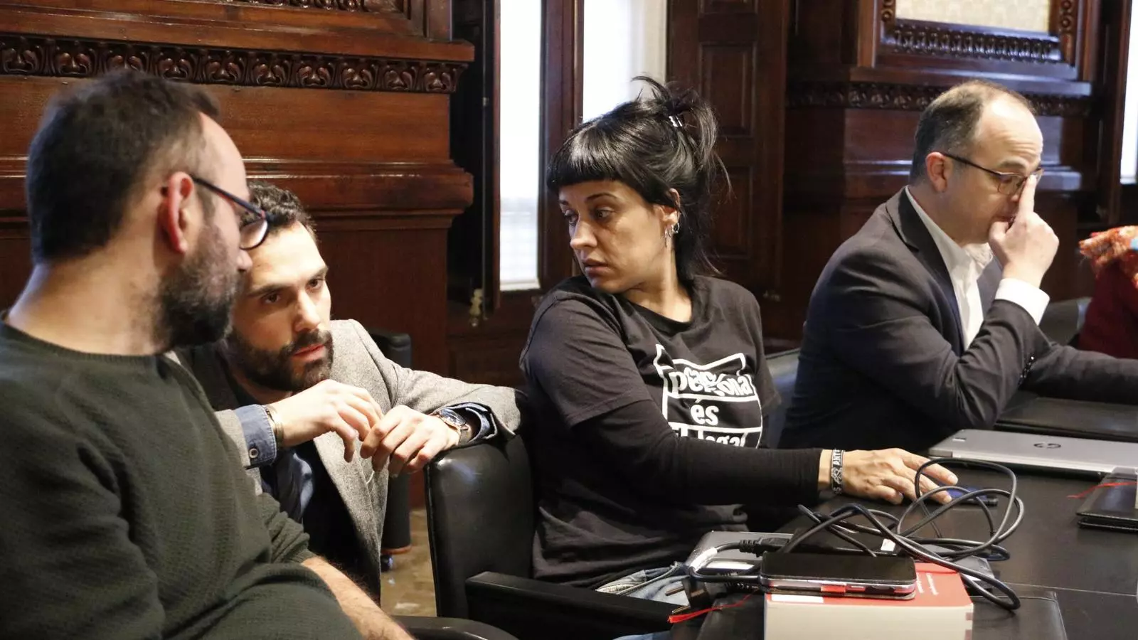 Els diputats de JxSí parlen amb els de la CUP a la Junta de Portaveus del Parlament, el 23 de febrer de 2017