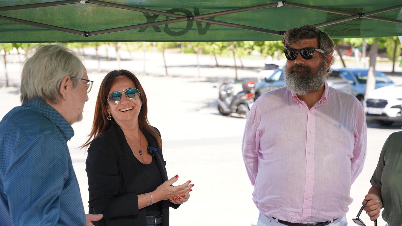 The spokesperson for Vox in the Parliament, Manuela Cañadas, and the vice-president of the Consell de Mallorca, Pedro Bestard, at a party event.