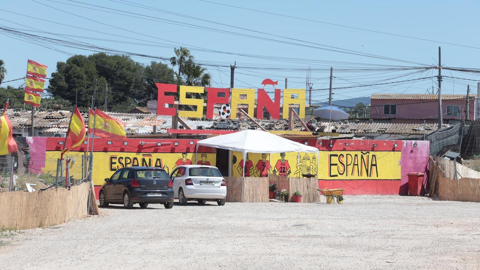 El poblat de Son Banya ret homenatge a la selecció espanyola amb la seva nova decoració.