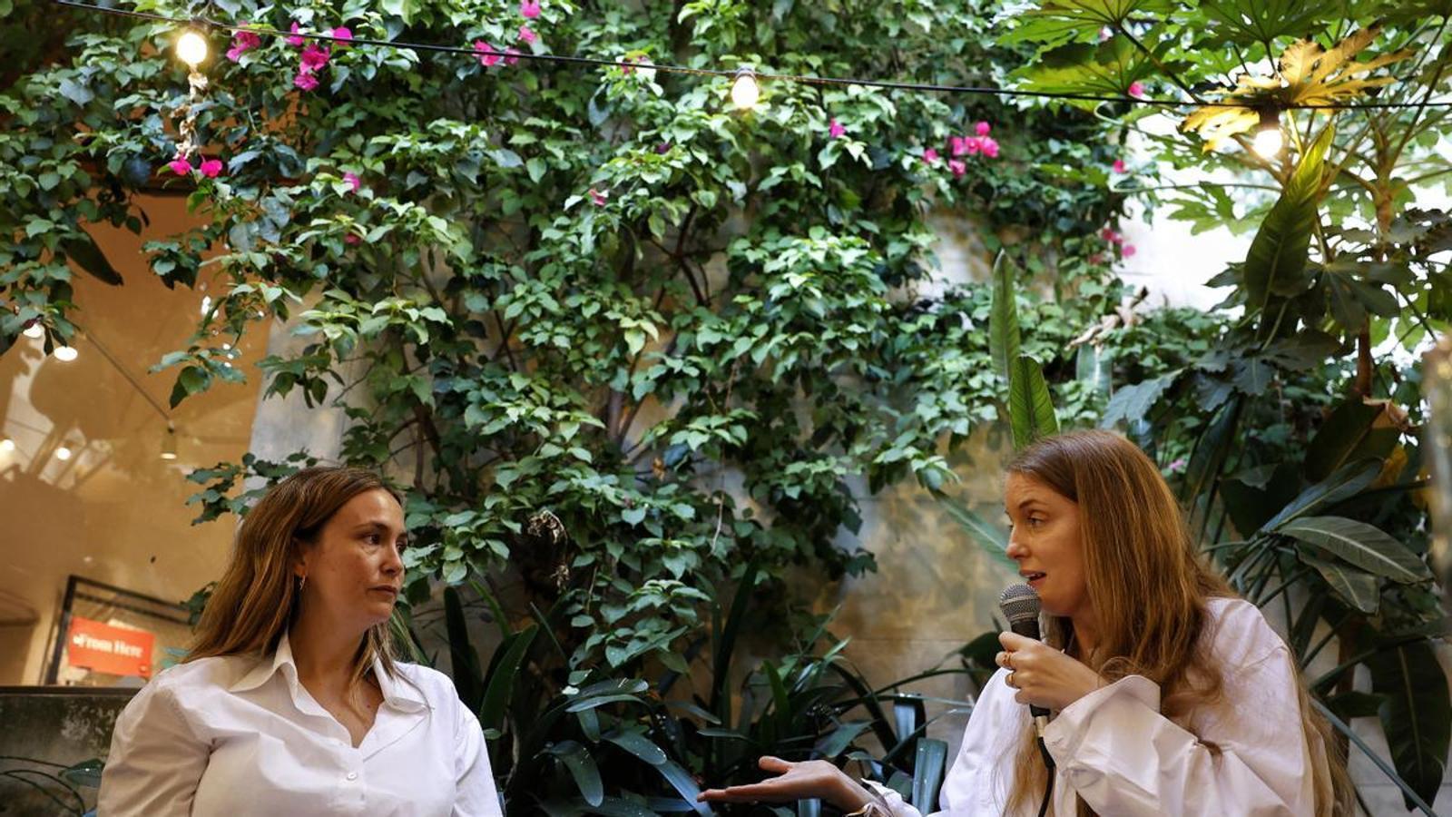 Leticia Sala presentando 'Dame veneno que quiero vivir' en la librería La Central del Raval en conversación con Rigoberta Bandini.