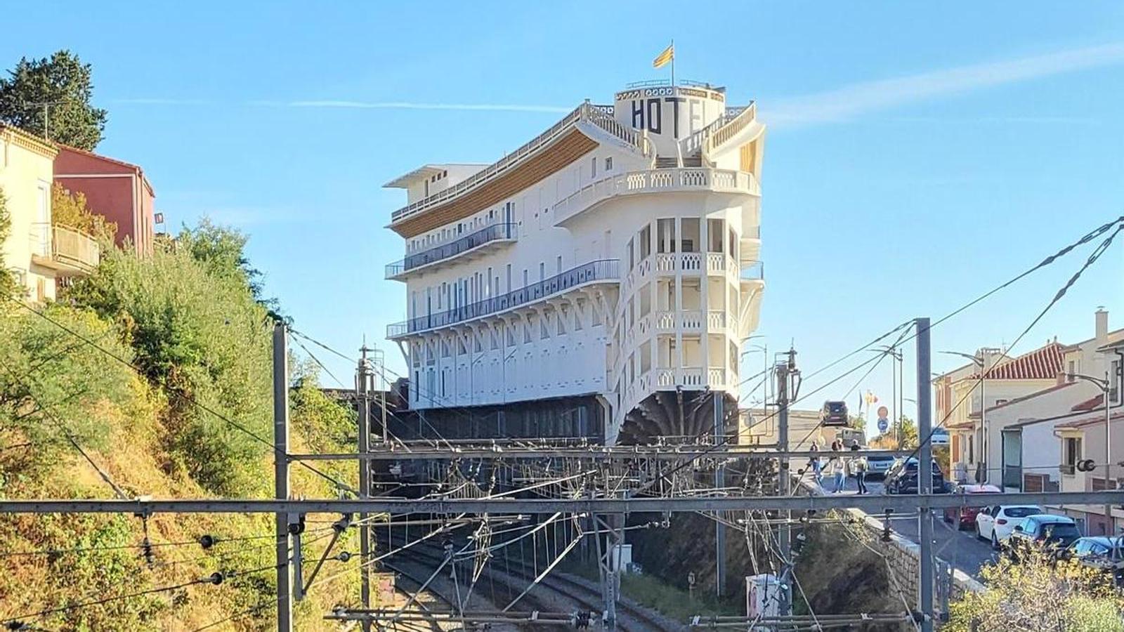 Exterior view of the Belvédère hotel in the shape of a ship from the train track.