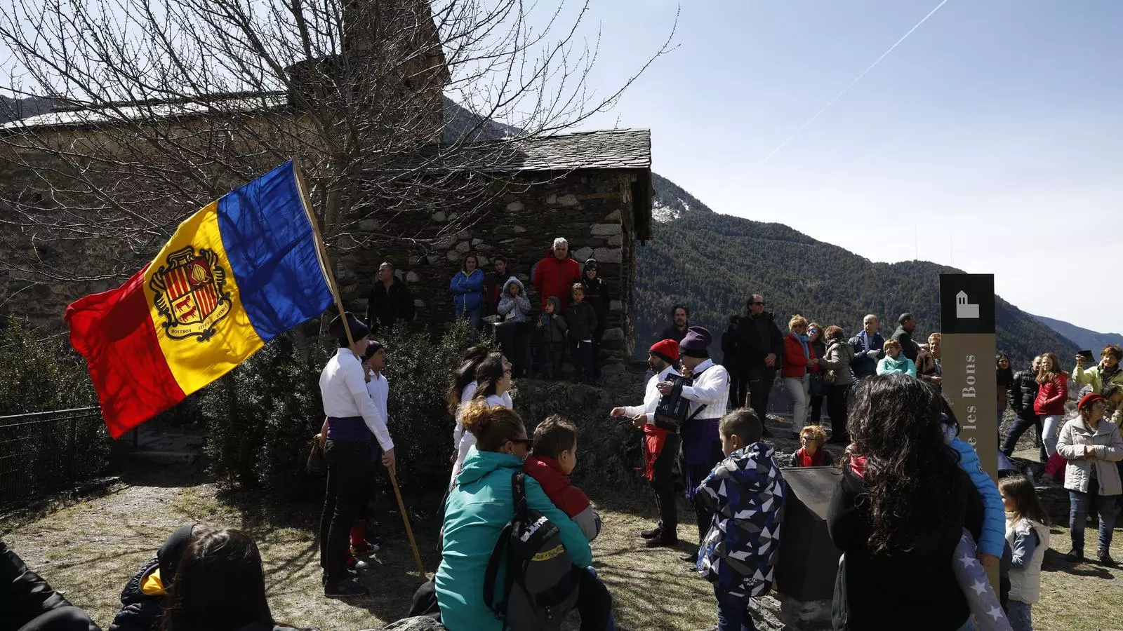 Els caramellaires d'Encamp, del grup del jovent de la parròquia, han amenitzat la diada a sant Romà de les Bons. / E. J. M. (ANA)