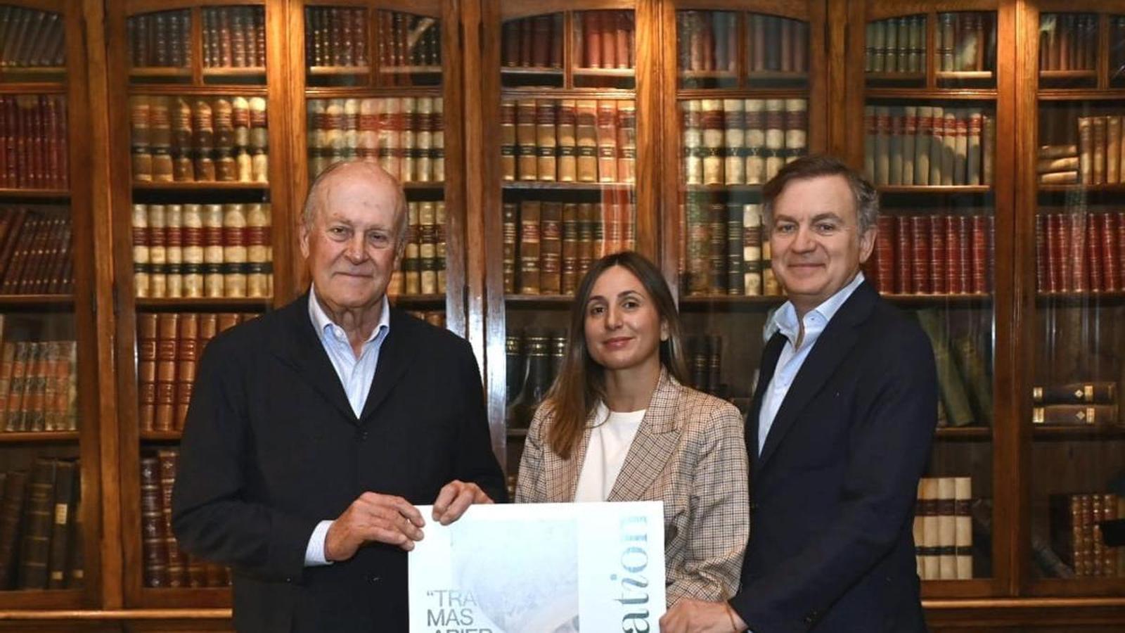 The president of the Círculo Ecuestre and promoter of By Invitation, Enrique Lacalle; the curator Mariella Franzoni and the gallery owner Carlos Durán