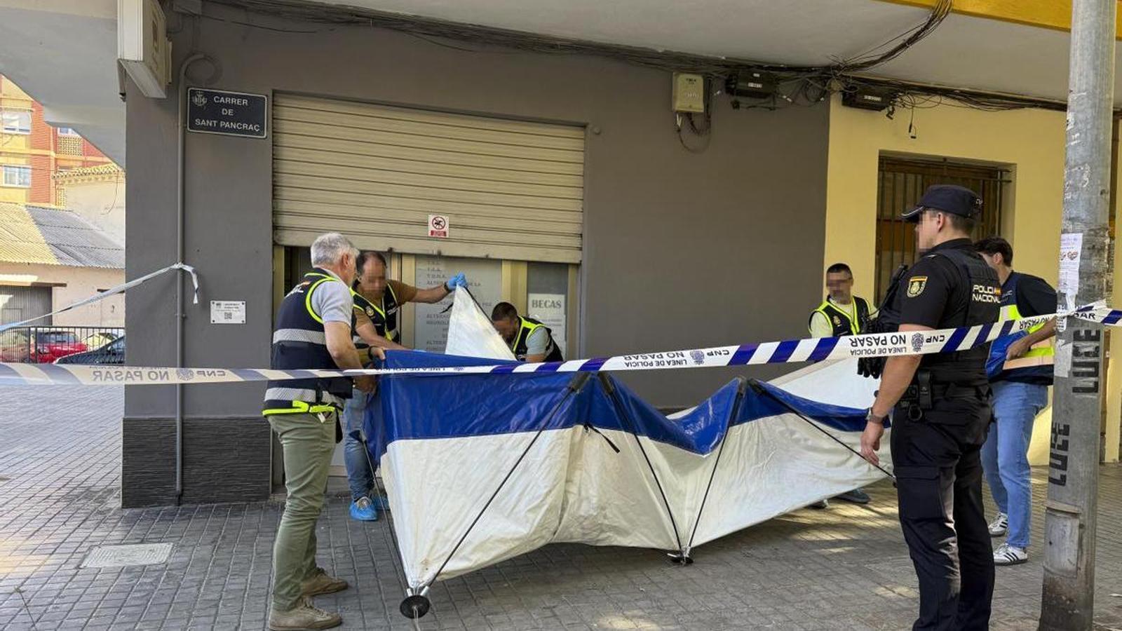 National Police agents proceed to register the clinic after having arrested yesterday Monday a 24-year-old who presented himself yesterday at the Police Station of the municipality of Burjassot (Valencia) with bloodstained hands and who was treating the son of the confessed perpetrator of the crime.