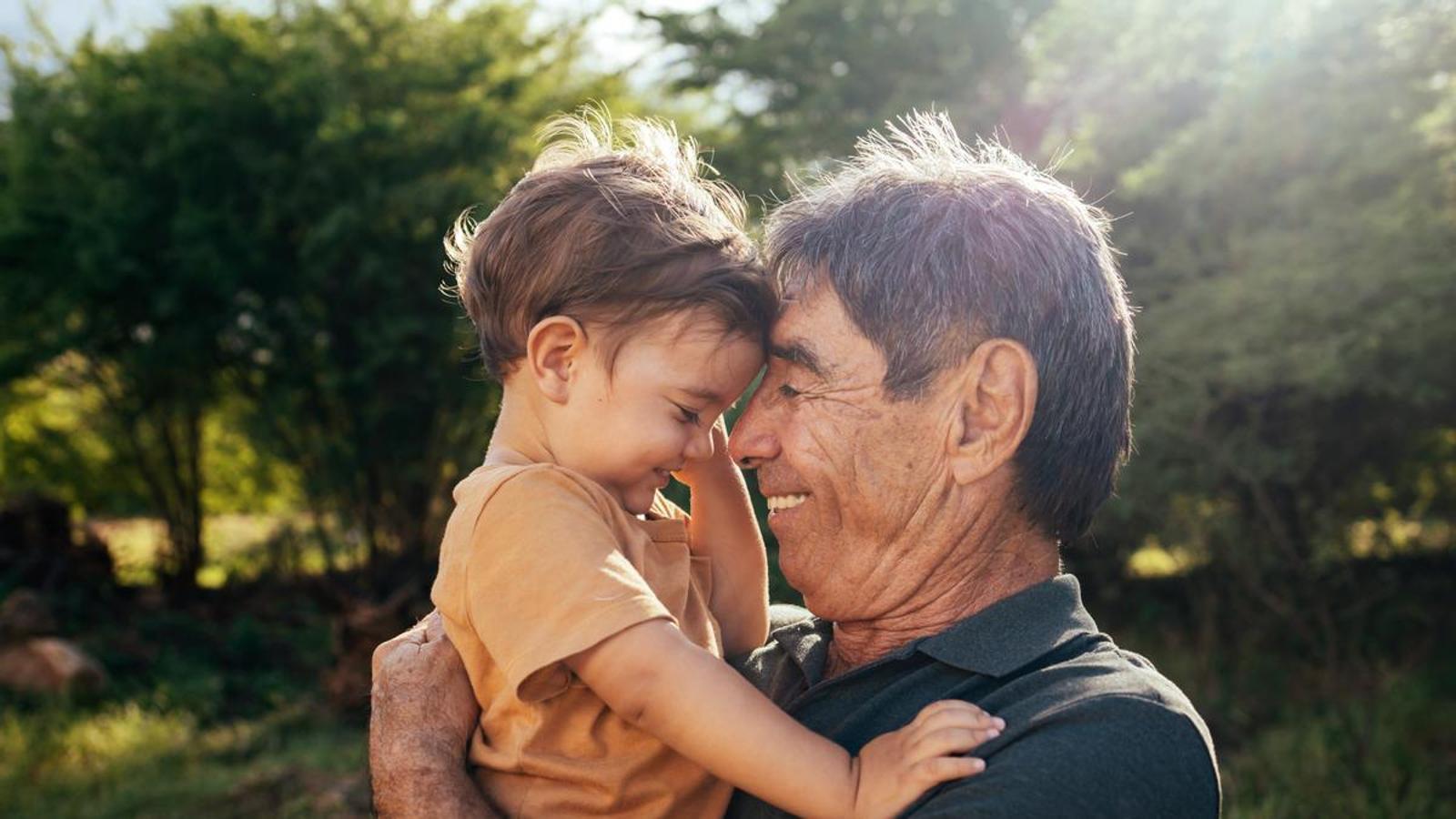 Limpio con su abuelo.