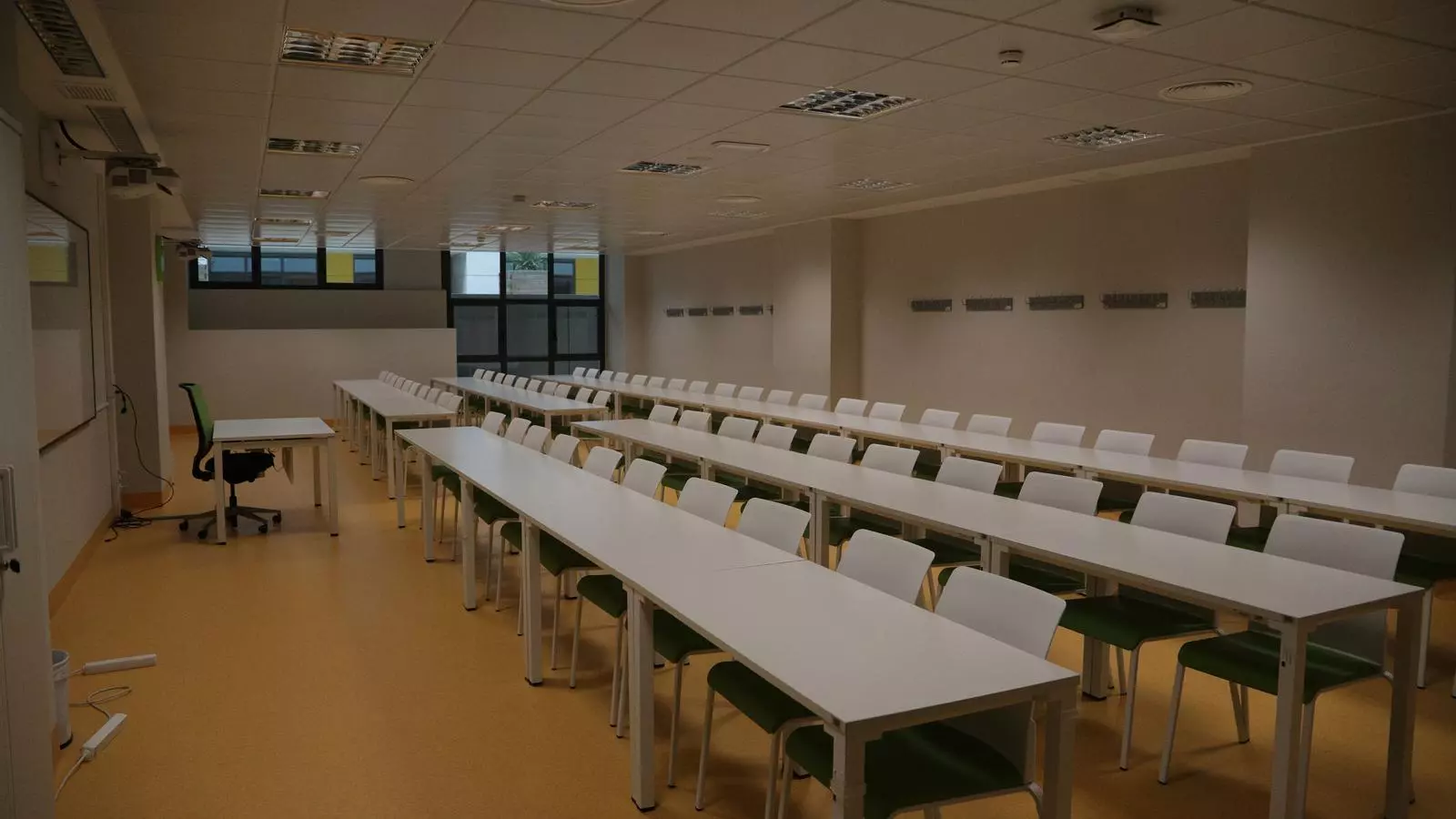 L'alumnat que té un 25% i un cens de 13.859 persones.