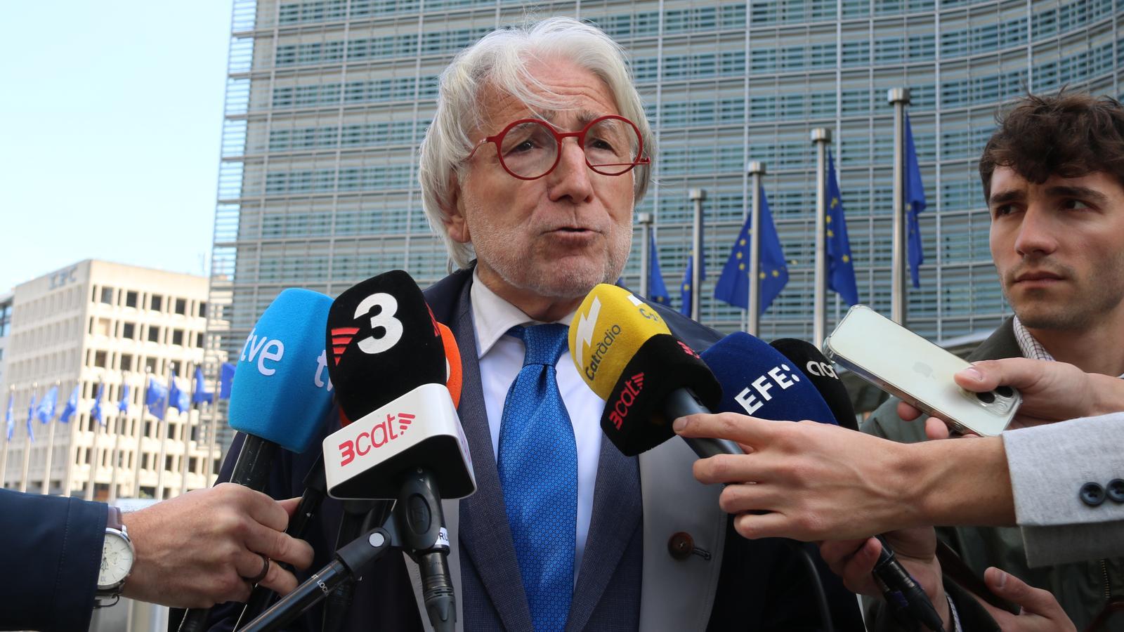 The president of Foment, Josep Sánchez Llibre, in front of the main headquarters of the European Commission in Brussels.