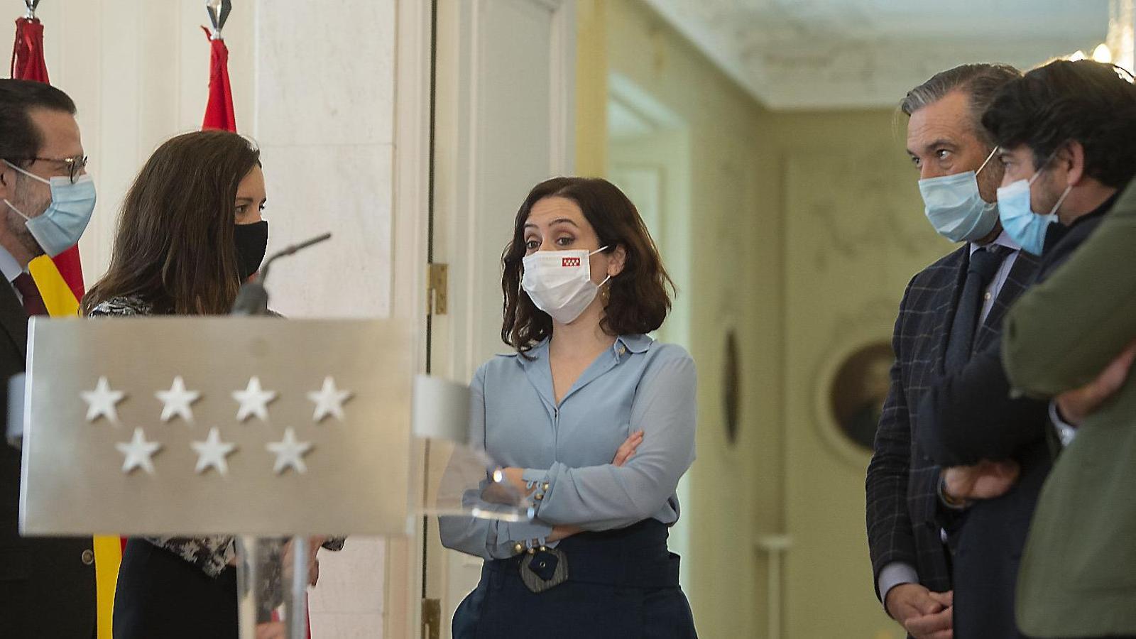 Isabel Díaz Ayuso envoltada ahir dels consellers del PP.