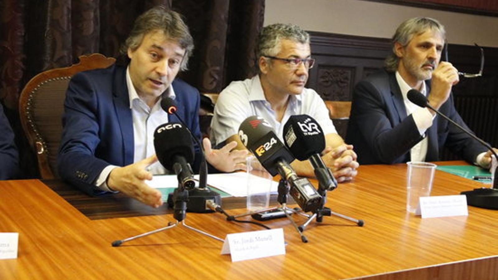 A l'esquerra, l'alcalde de Ripoll Jordi Mondell; a la dreta, el secretari d'Immigració, Oriol Amorós