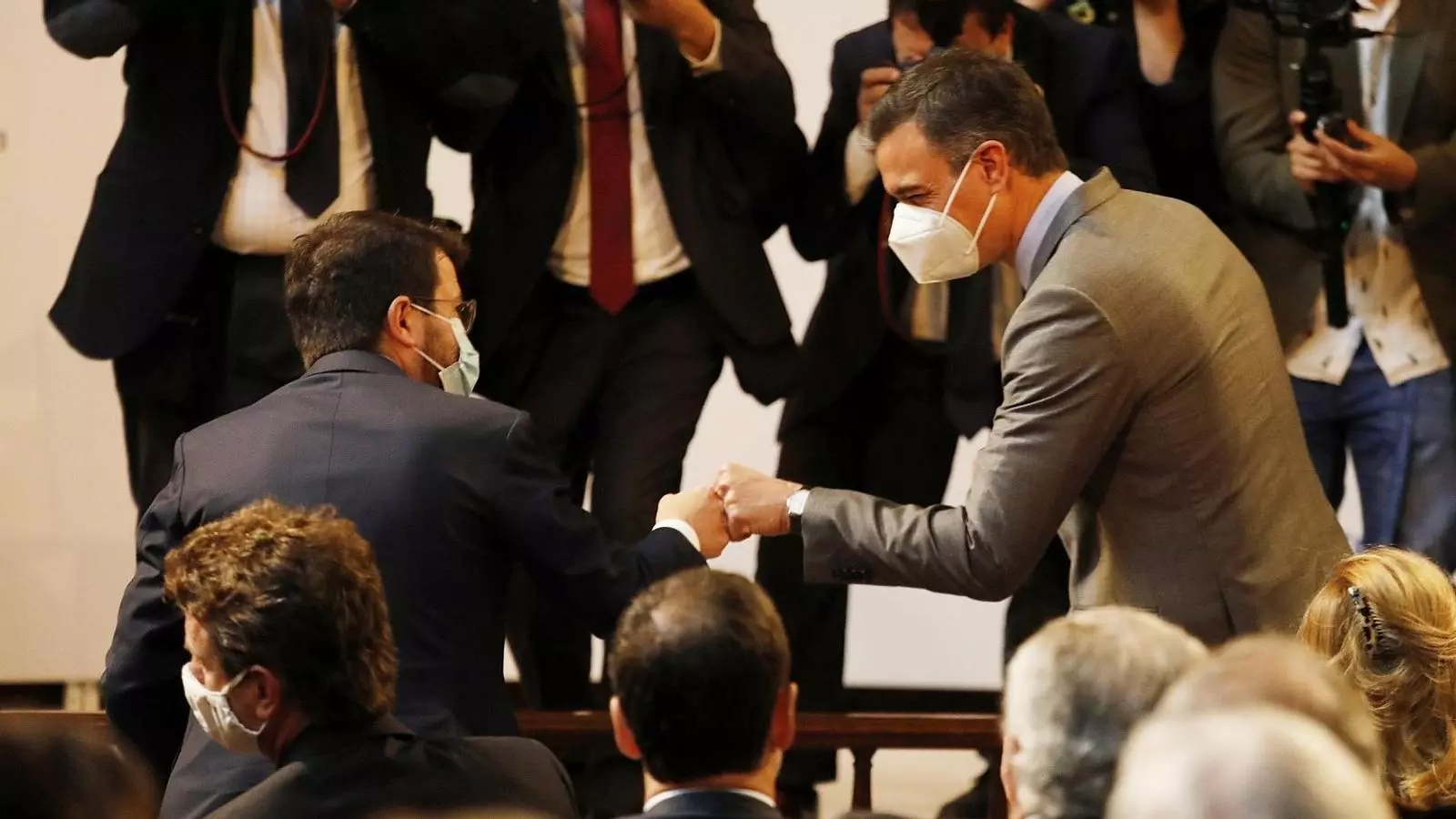 Pere Aragonès i Pedro Sánchez se saluden en un acte de Foment del Treball