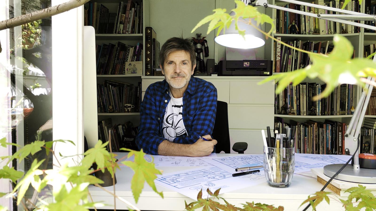 El dibujante Paco Roca, en su estudio en Valencia.