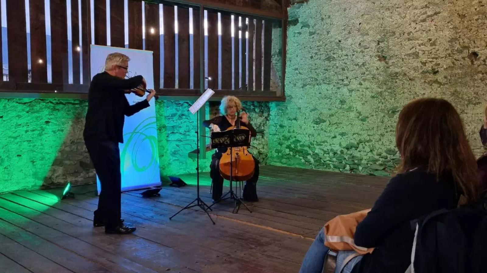 El duo de l'ONCA format per David Olmedo (violí) i Gaëtane Dunyslaeger (violoncel).