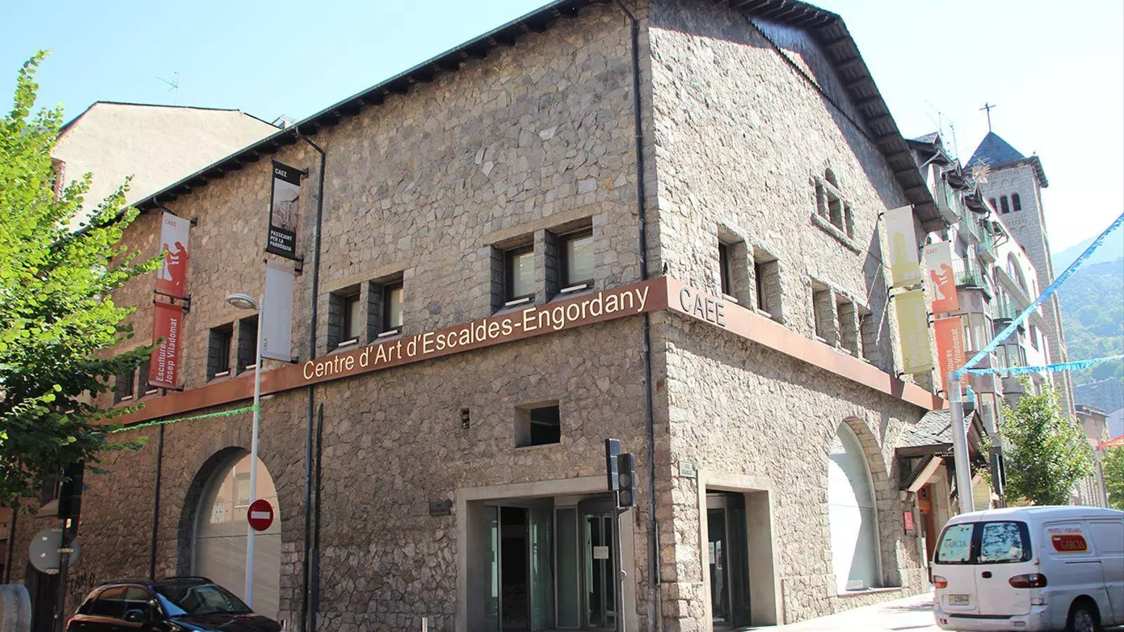 L'exterior del CAEE.