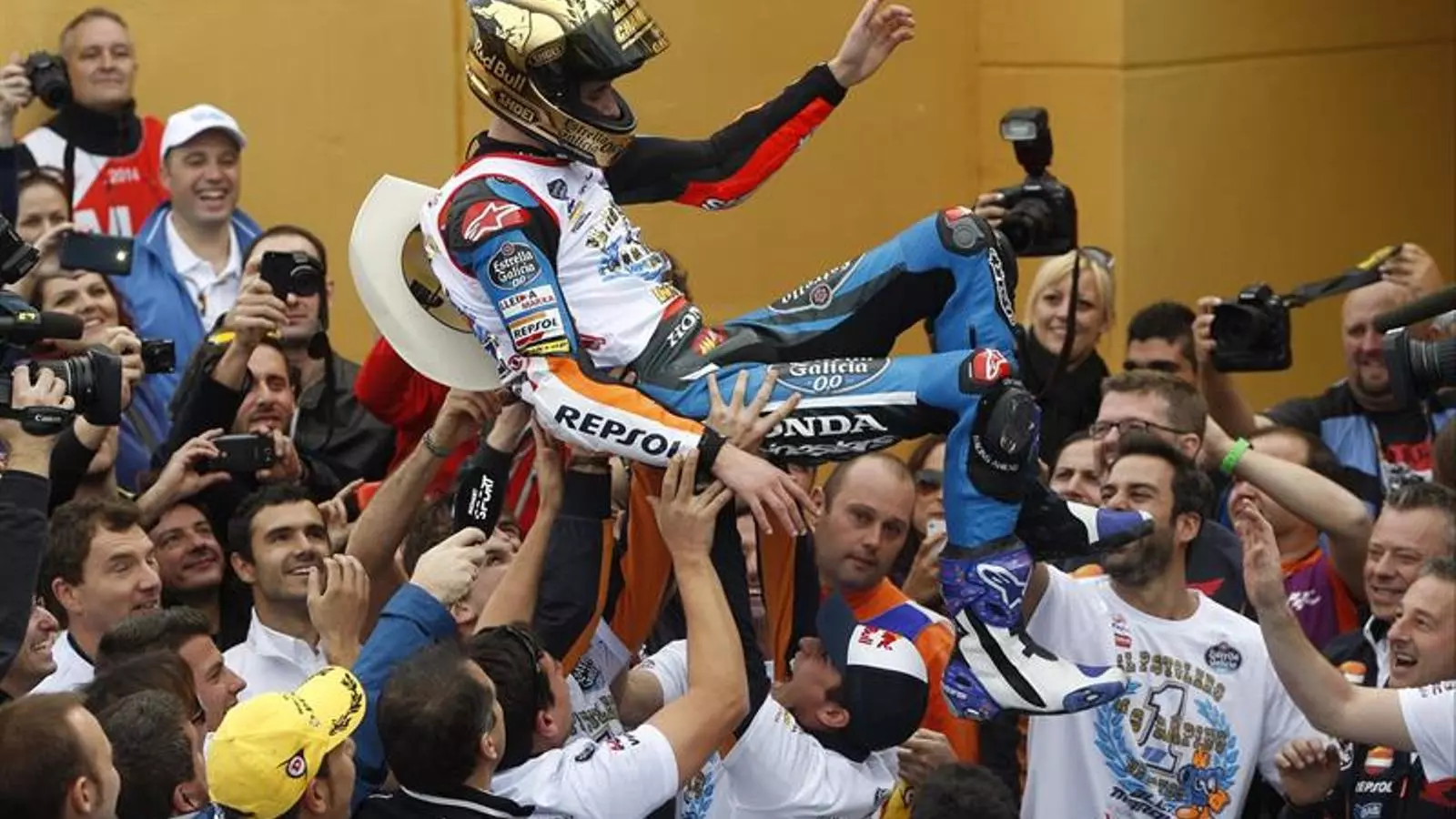 Àlex Márquez celebra el títol amb el seu equip / KAI FOSTERLING / EFE