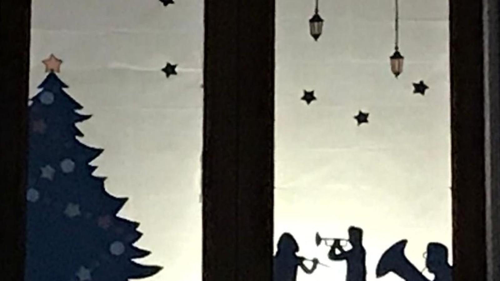 Decoració nadalenca d'una de les finestres que participen en el calendari d'Advent