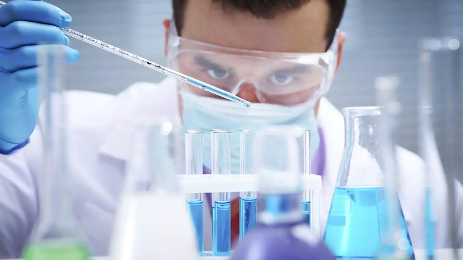 Un científic en un laboratori / THINKSTOCK