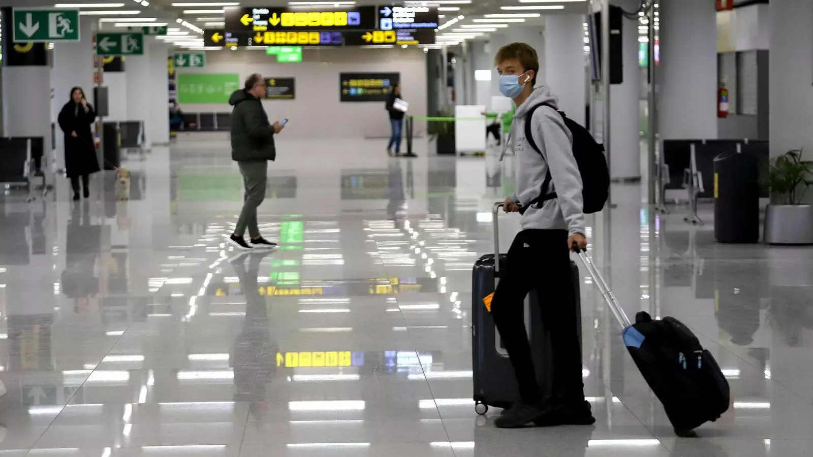Turistes a l'aeroport de Palma