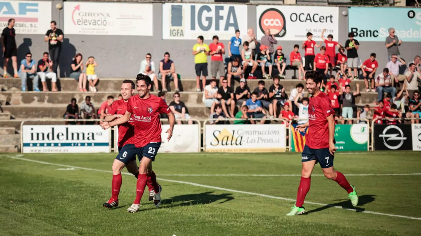 El jugador de l'Olot Raúl celebra el gol que va aconseguir contra el Mairena