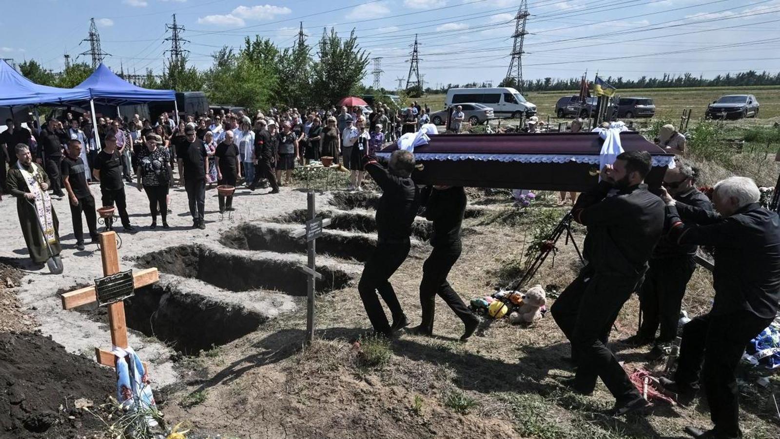 Imagen del funeral de los miembros de la familia Voronov, que murieron durante un ataque con misiles rusos el 30 de julio, en Radushne.