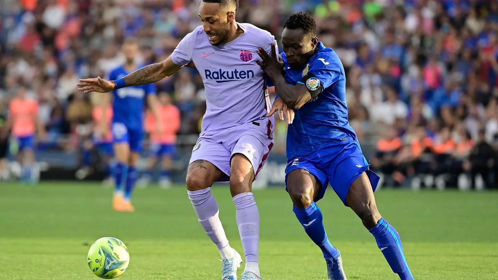 Aubameyang pugnando con Djené en Getafe.