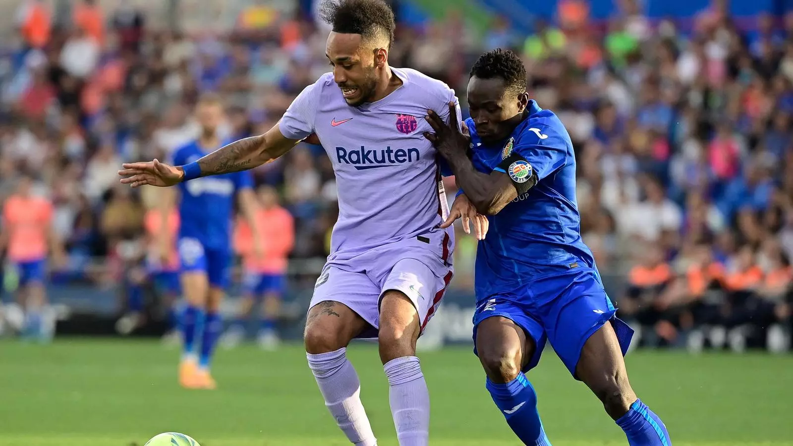 Aubameyang pugnant amb Djené a Getafe.