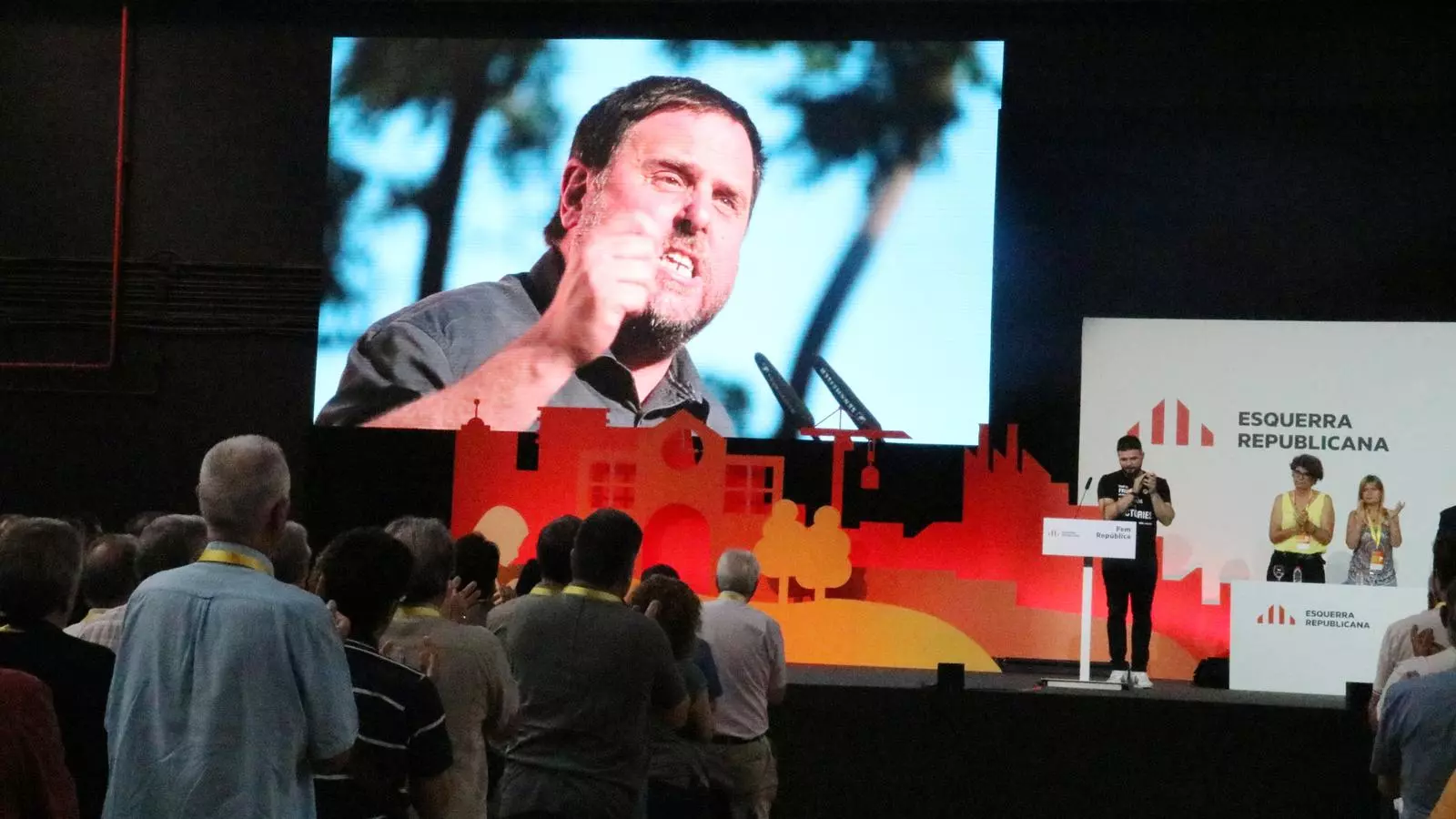 Imatge d'Oriol Junqueras a la pantalla, mentre Gabriel Rufián llegia la carta que ha enviat des d'Estremera