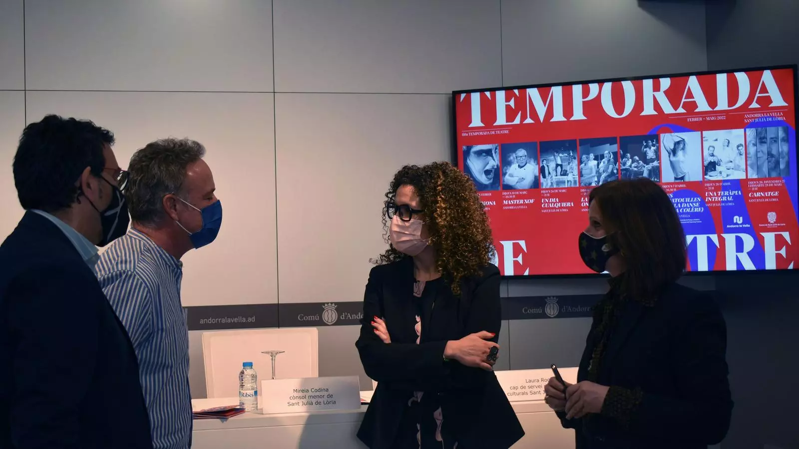 La cònsol menor de Sant Julià de Lòria, Mireia Codina, la cap de servei d'activitats culturals laurediana, Laura Rogé, el conseller de Cultura i Promoció Turística d'Andorra la Vella, Miquel Canturri, i el cap d'àrea de Cultura, Jan Cartes, comentant la programació de la 60a Temporada de Teatre conjunta de la capital i la parròquia laurediana abans d'iniciar la roda de premsa de presentació.