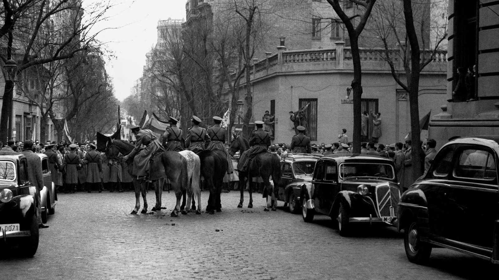 La policia franquista durant una manifestació el 1954